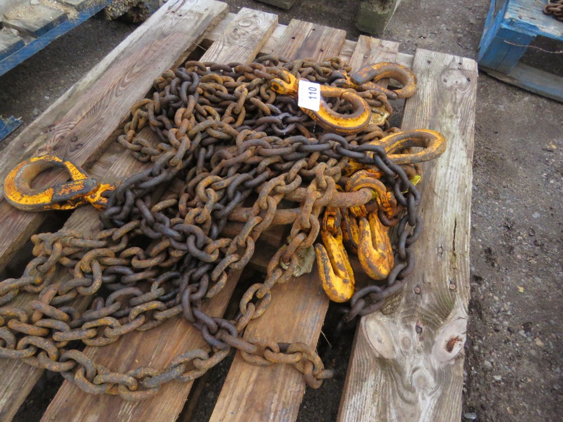 HEAVY DUTY SET OF LIFTING CHAINS. THIS LOT IS SOLD UNDER THE AUCTIONEERS MARGIN SCHEME, THEREFORE NO - Image 2 of 2
