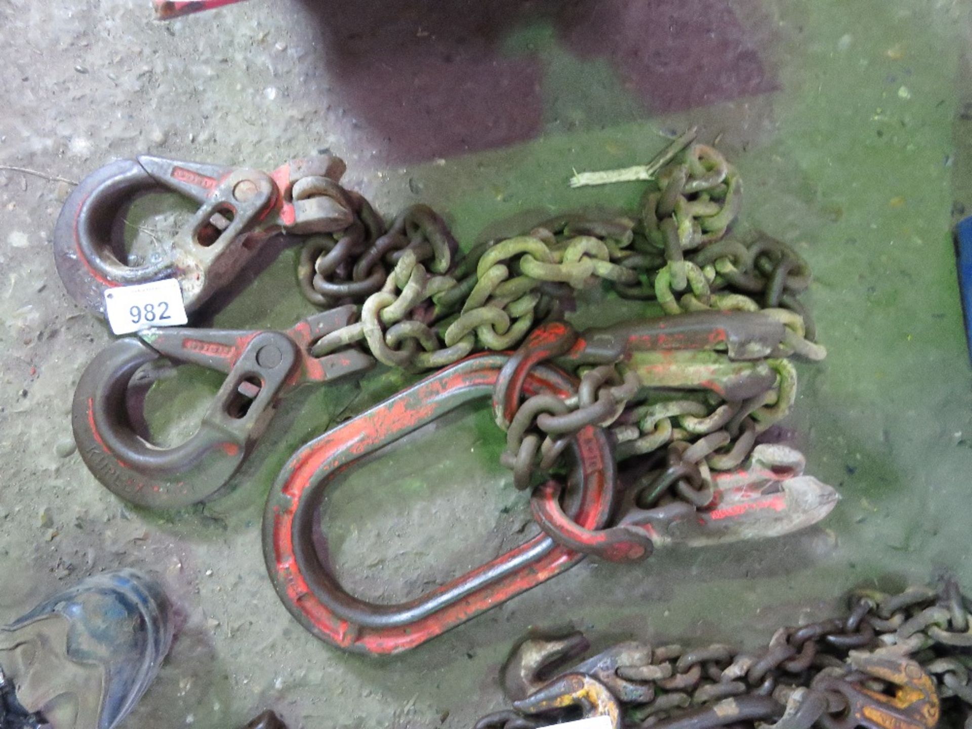 HEAVY DUTY TWIN LEGGED LIFTING CHAIN WITH SHORTENERS. THIS LOT IS SOLD UNDER THE AUCTIONEERS MARGIN
