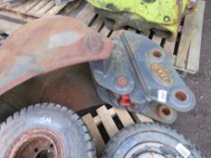 ORIEL 55MM PINNED EXCAVATOR QUICK HITCH PLUS A 2FT TOOTHED BUCKET, LITTLE USED.