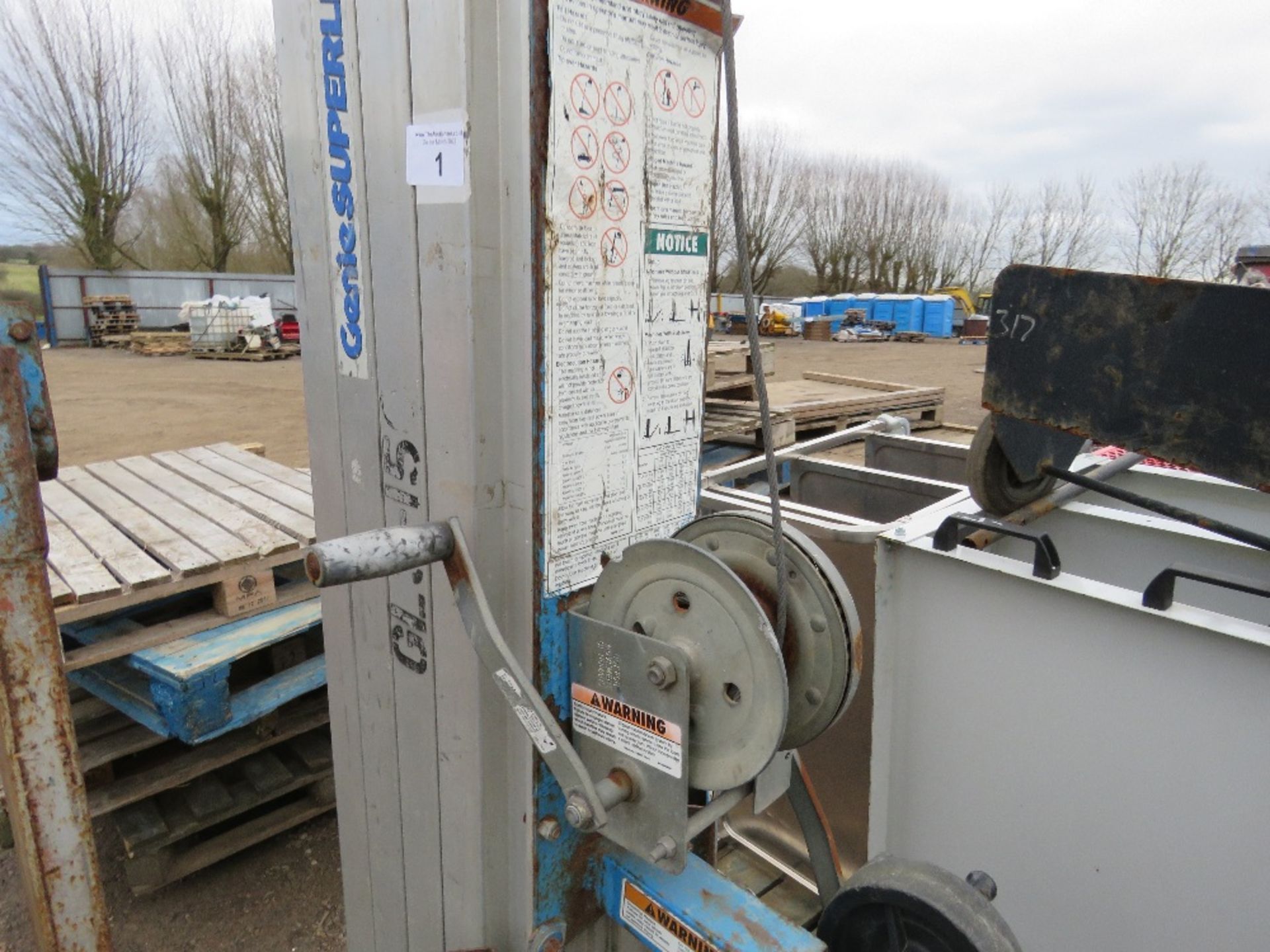 GENIE SL20 MANUAL OPERATED MATERIAL LIFT UNIT. WITH FORKS. DIRECT FROM LOCAL COMPANY. - Image 3 of 5