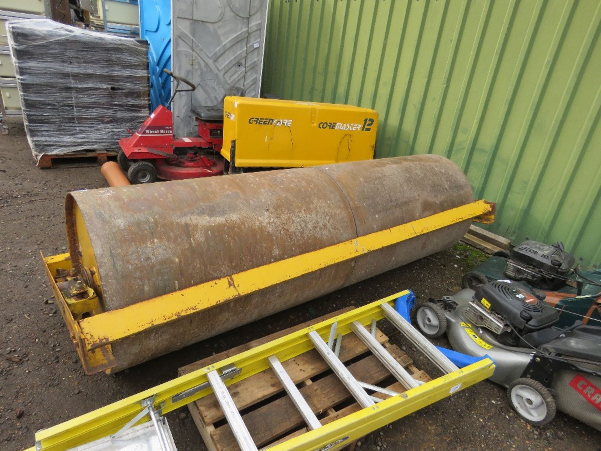 TWOSE 9FT WIDE FLAT GRASS ROLLER. SHAFT SUPPORT BLOCKS REQUIRE ATTENTION. - Image 4 of 4