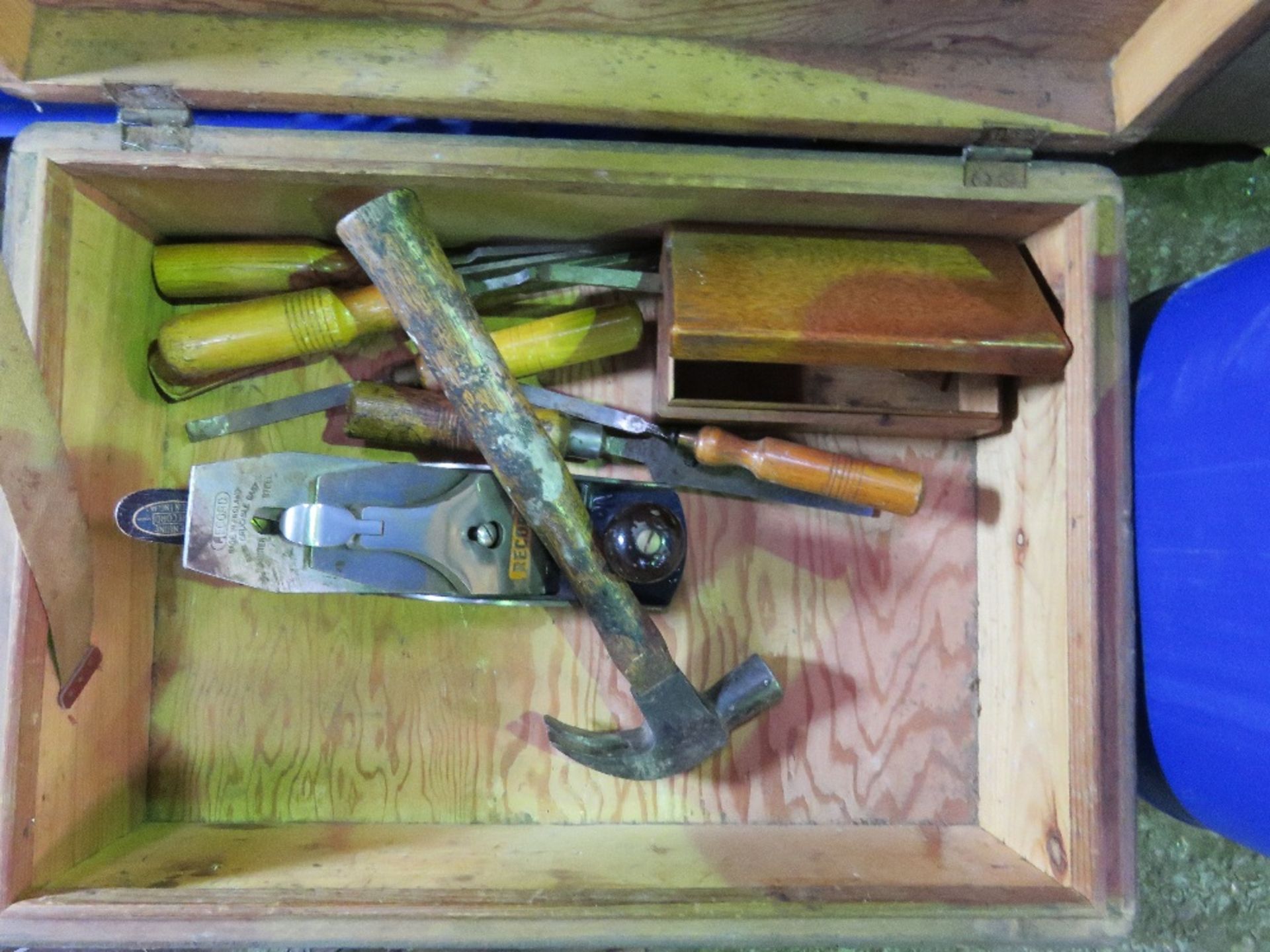 WOODEN TOOL BOX CONTAINING WOOD WORK TOOLS.. THIS LOT IS SOLD UNDER THE AUCTIONEERS MARGIN SCHEME, T