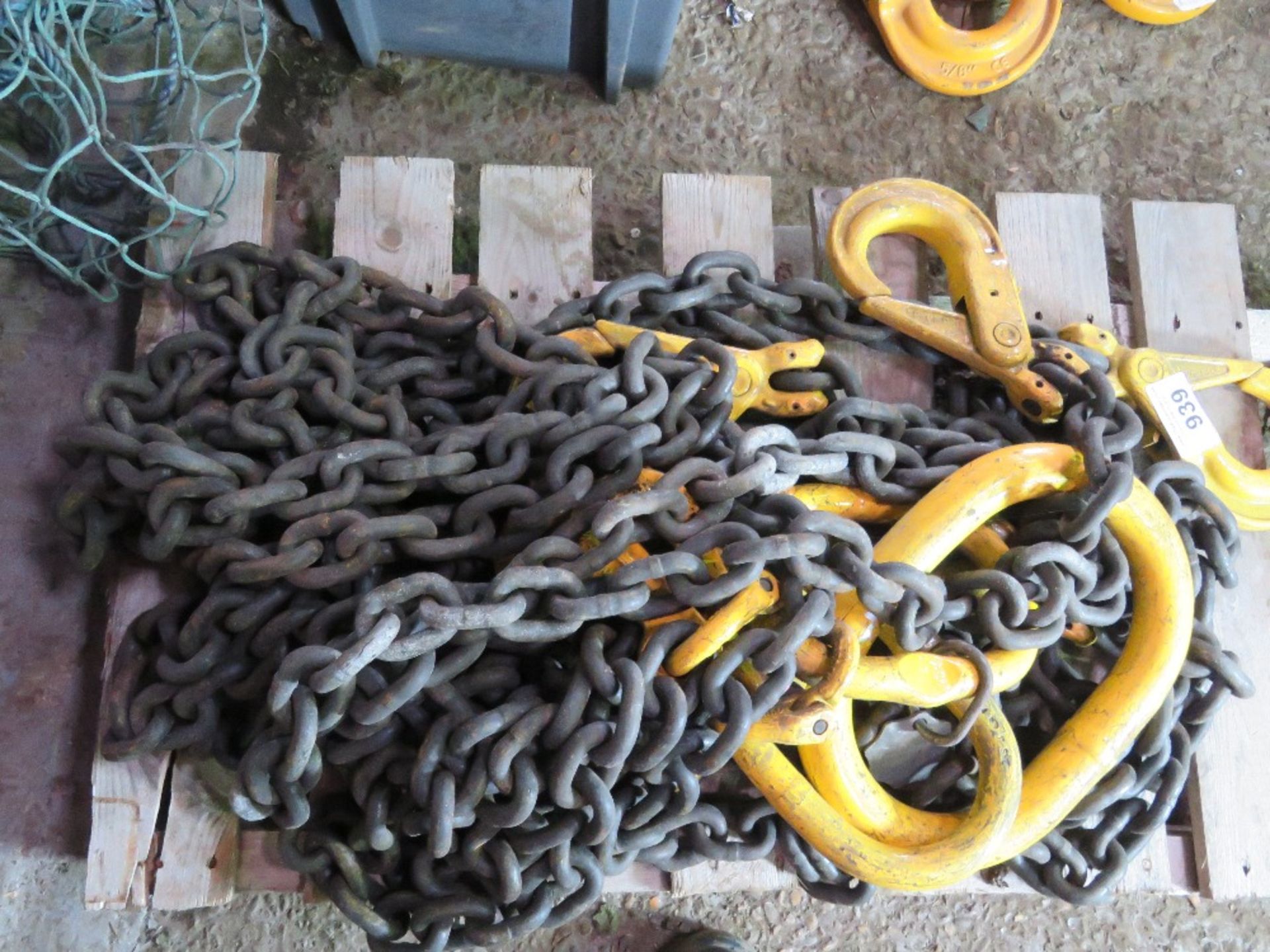 HEAVY DUTY SET OF 4 LEGGED LIFING CHAINS WITH SHORTENERS, SOURCED FROM DEPOT CLEARANCE. - Image 2 of 2