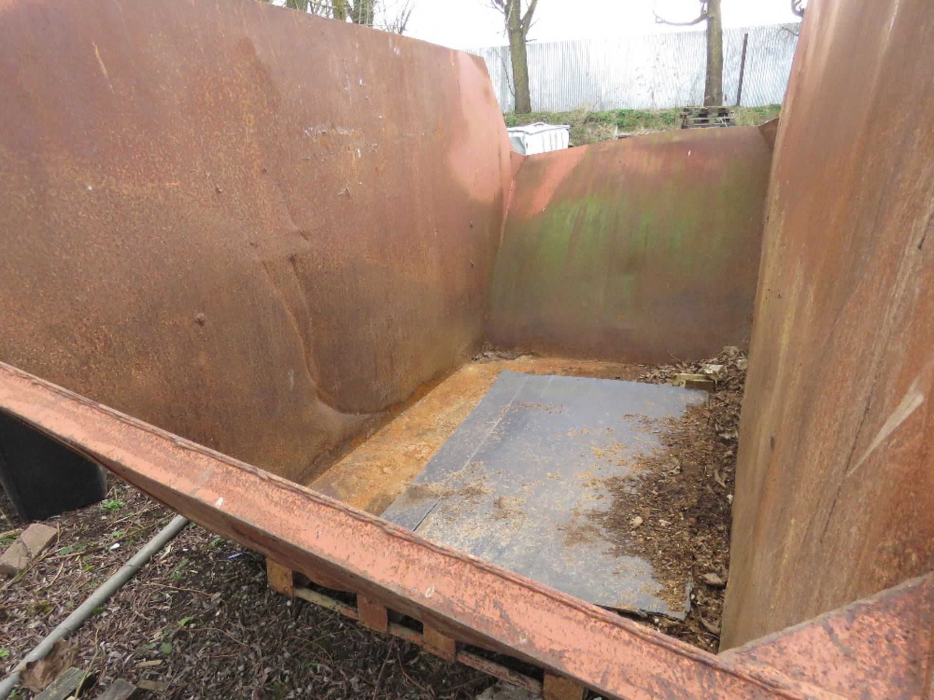 LARGE CHAIN LIFT WASTE SKIP, 1.9M HEIGHT X 176M WIDE APPROX (12YARD APPROX?). DIRECT FROM CONSTRUCTI - Image 2 of 4