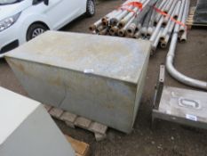 GALVANISED WATER TANK, 4FT LENGTH APPROX. THIS LOT IS SOLD UNDER THE AUCTIONEERS MARGIN SCHEME, THER