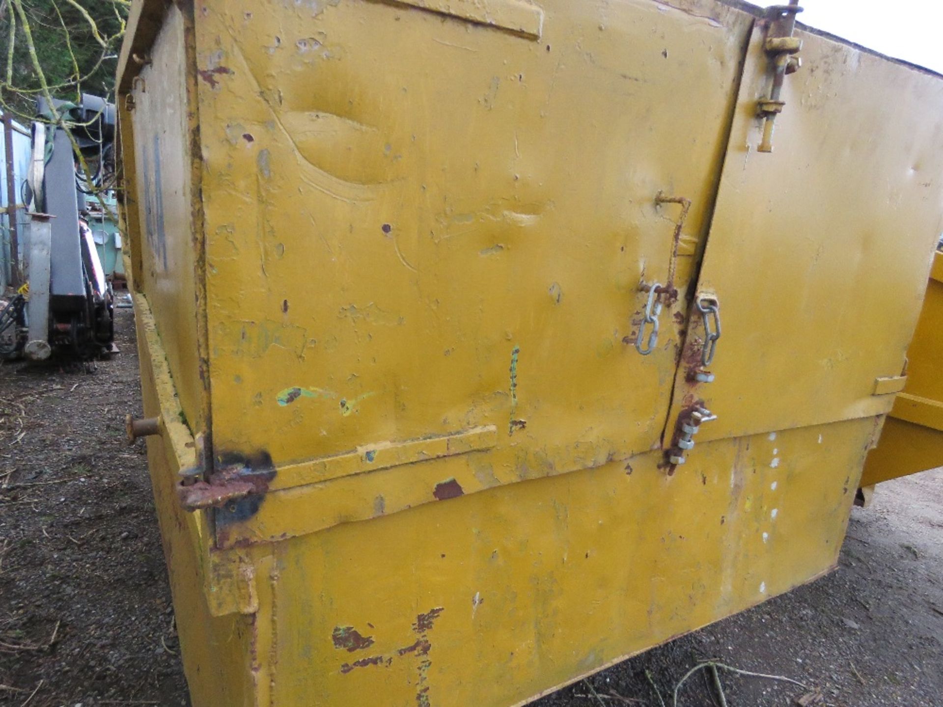 LARGE SIZED ENCLOSED CHAIN LIFT WASTE SKIP. - Image 2 of 5