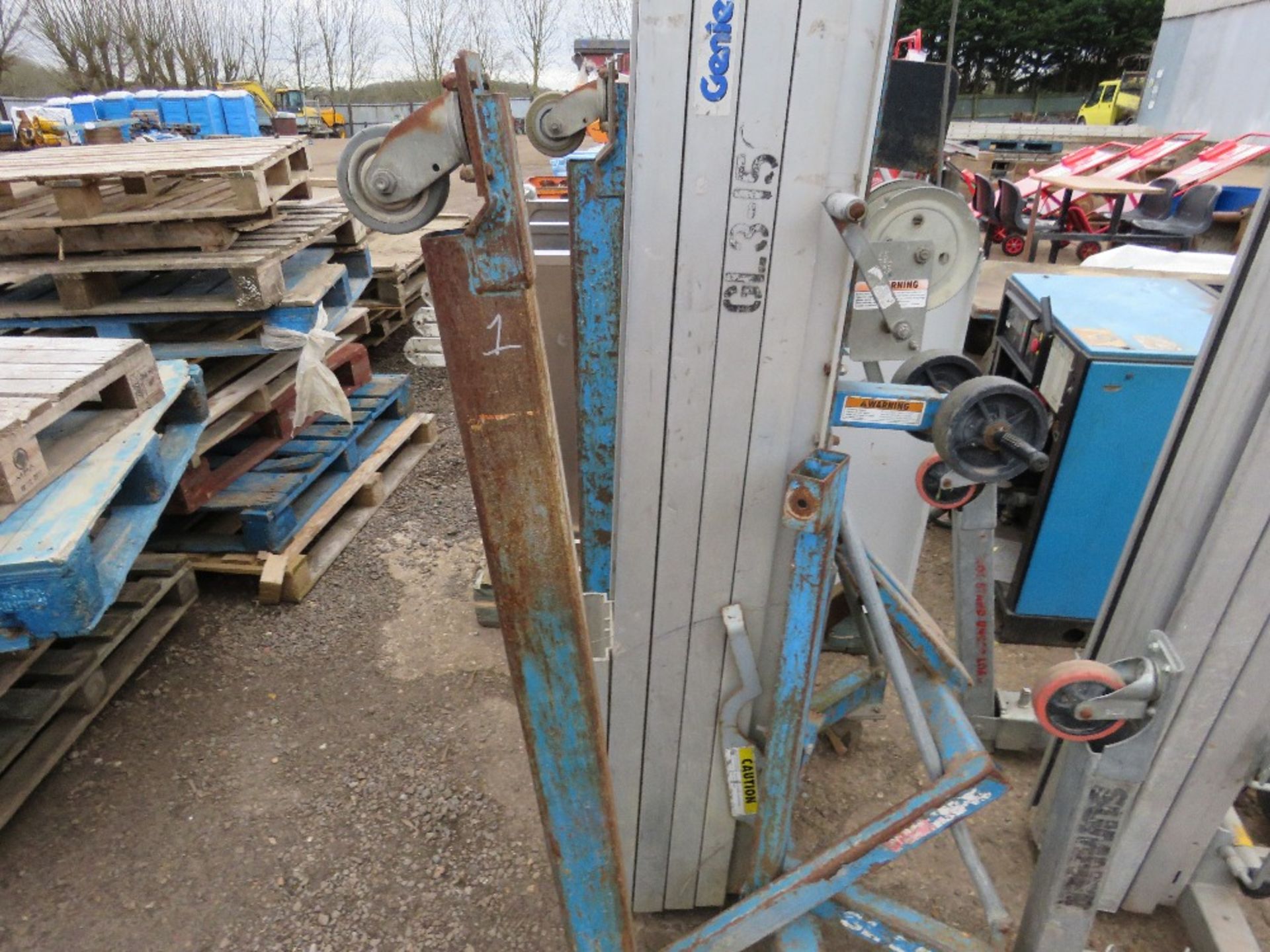 GENIE SL20 MANUAL OPERATED MATERIAL LIFT UNIT. WITH FORKS. DIRECT FROM LOCAL COMPANY.