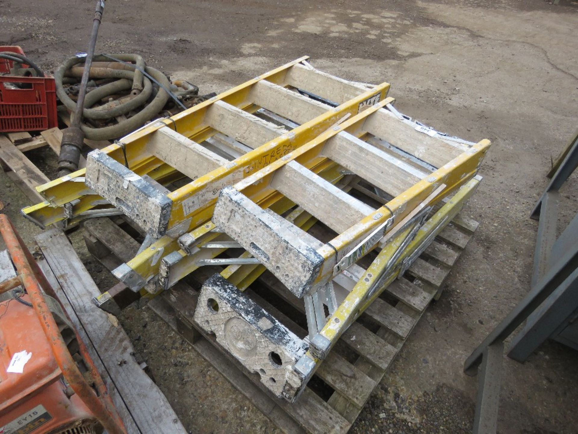 6 X SHORT GRP LADDERS.SOURCED FROM COMPANY CLOSURE. THIS LOT IS SOLD UNDER THE AUCTIONEERS MARGIN SC - Image 3 of 3