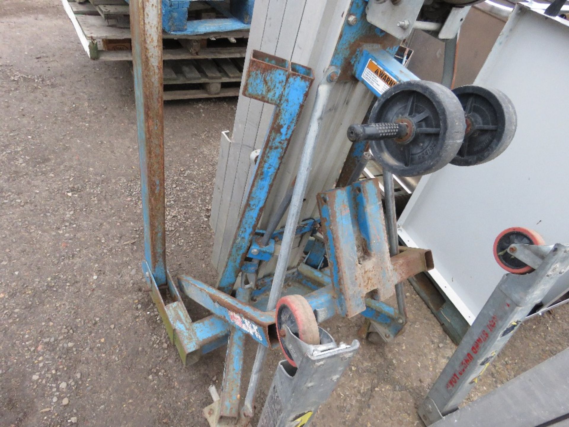 GENIE SL20 MANUAL OPERATED MATERIAL LIFT UNIT. WITH FORKS. DIRECT FROM LOCAL COMPANY. - Image 2 of 5
