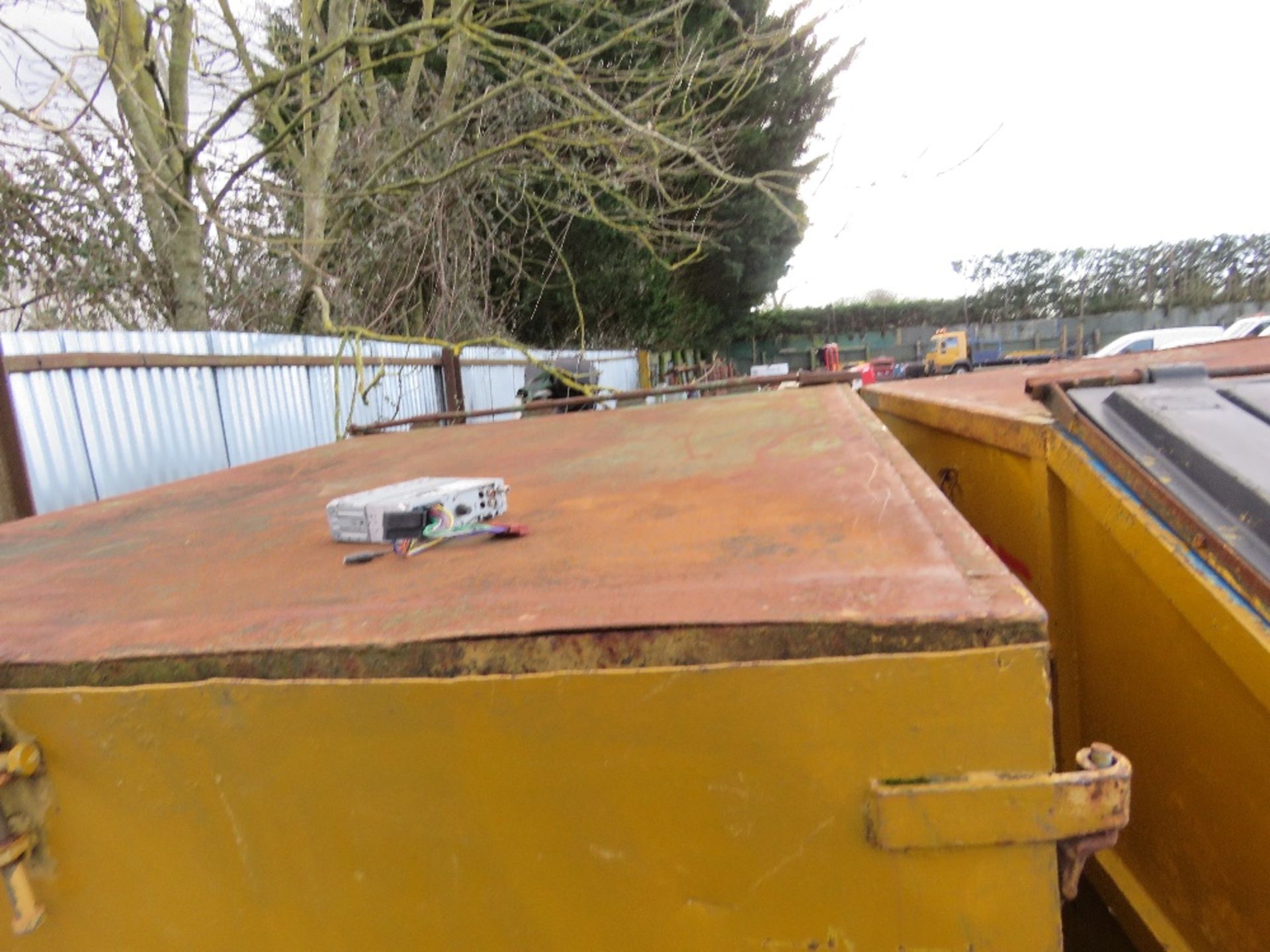 LARGE SIZED ENCLOSED CHAIN LIFT WASTE SKIP. - Image 4 of 5