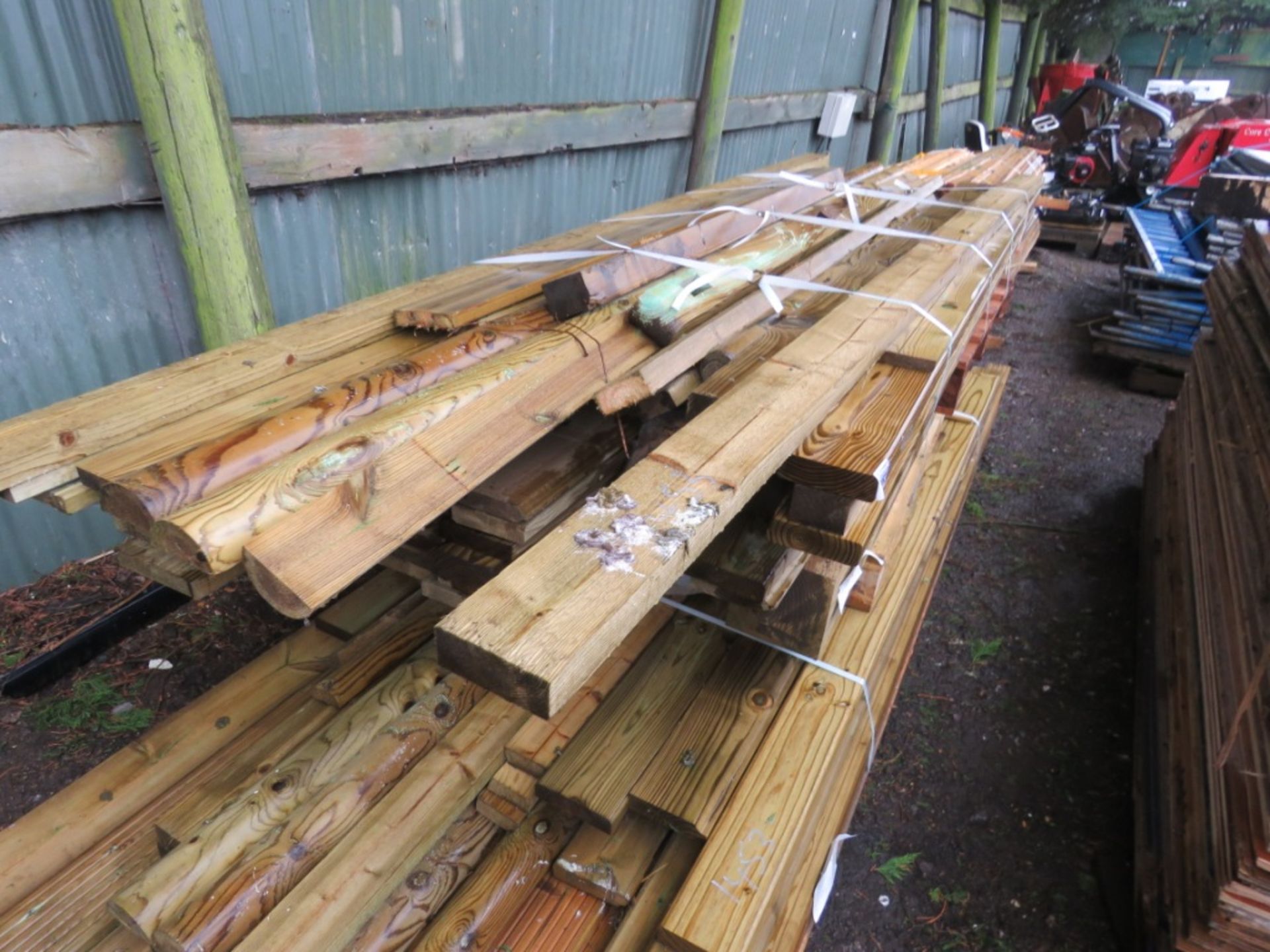 LARGE STACK OF ASSORTED TIMBER POSTS, ROLL OF WIRE, BOARDS ETC. 6FT -12FT APPROX. - Image 5 of 9