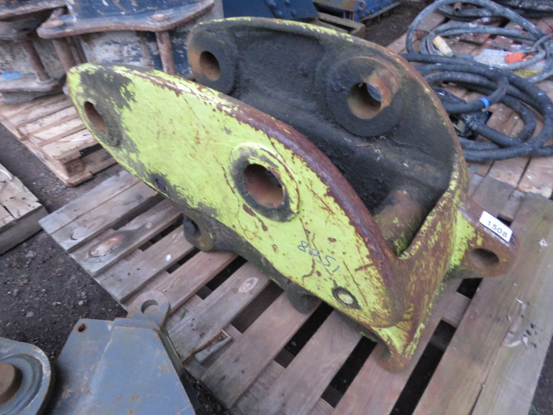 HYDRAULIC EXCAVATOR HITCH ON 80MM PINS. UNTESTED.