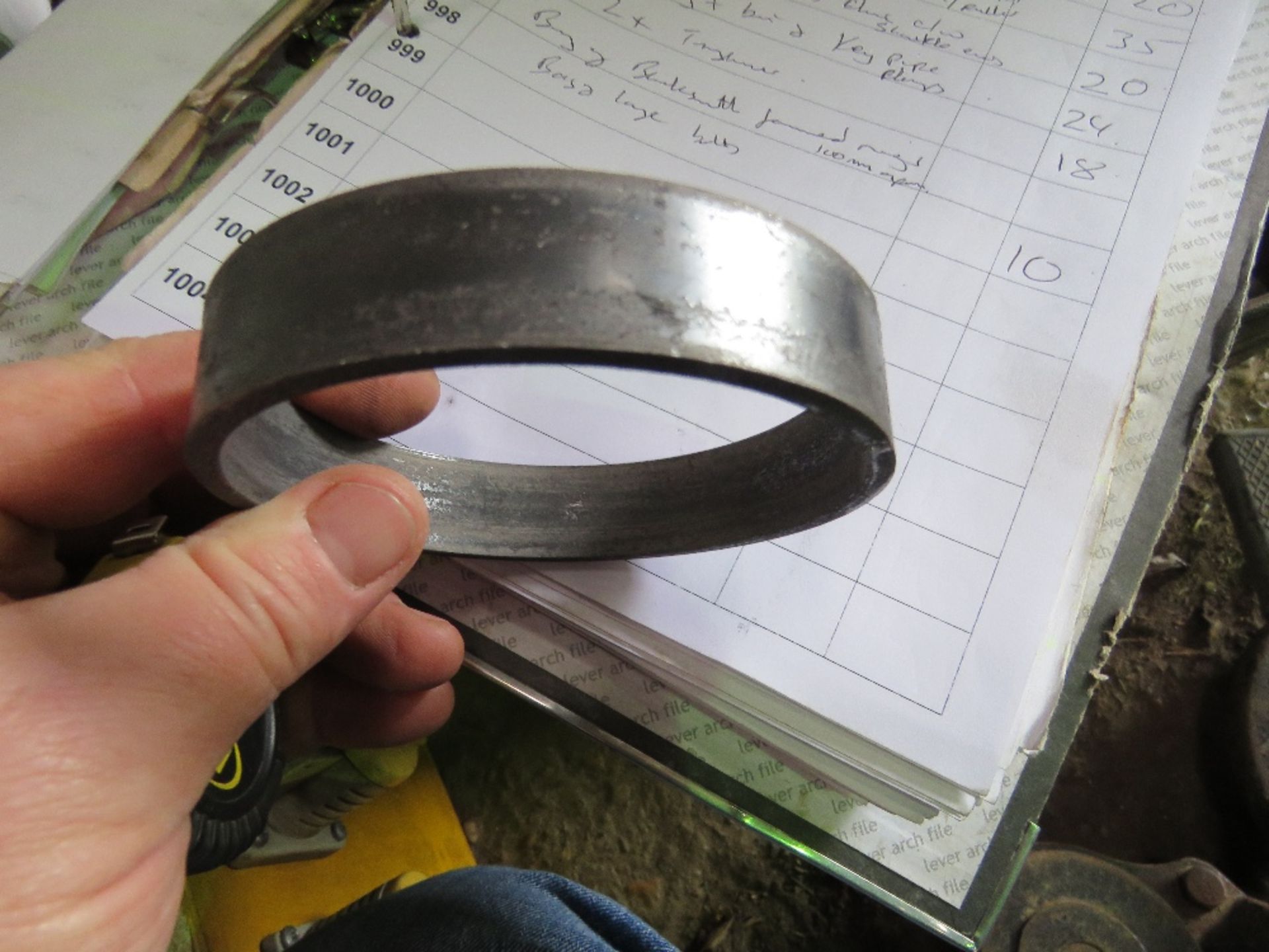 BAG OF BLACKSMITHS STEEL RINGS, 100MM DIAMETER APPROX.. SOURCED FROM DEPOT CLEARANCE. - Image 4 of 4