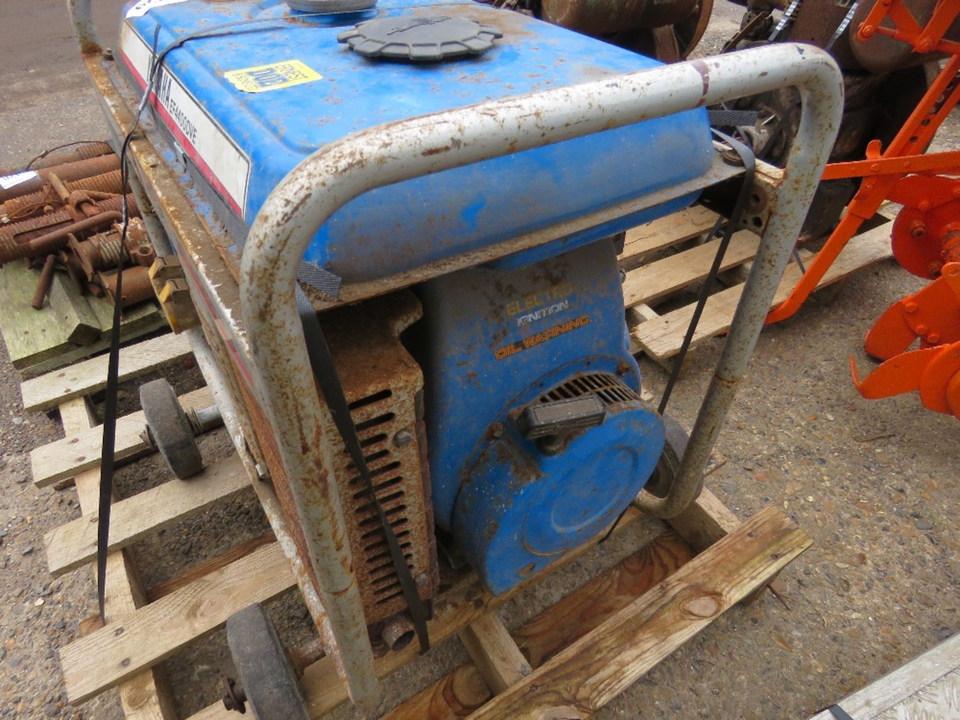 YAMAHA EF4400DVE PETROL ENGINED GENERATOR. THIS LOT IS SOLD UNDER THE AUCTIONEERS MARGIN SCHEME, THE - Image 3 of 3