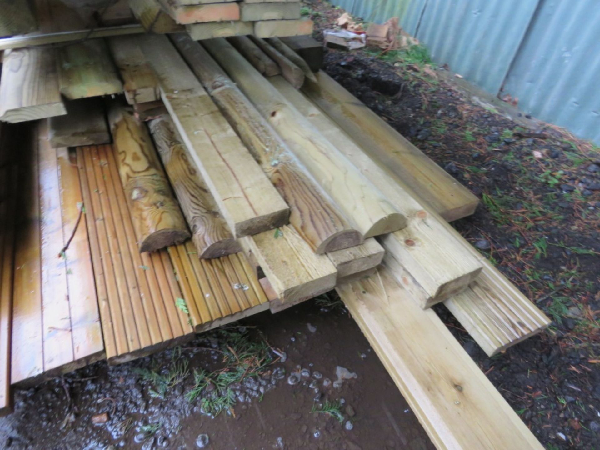 LARGE STACK OF ASSORTED TIMBER POSTS, ROLL OF WIRE, BOARDS ETC. 6FT -12FT APPROX. - Image 9 of 9