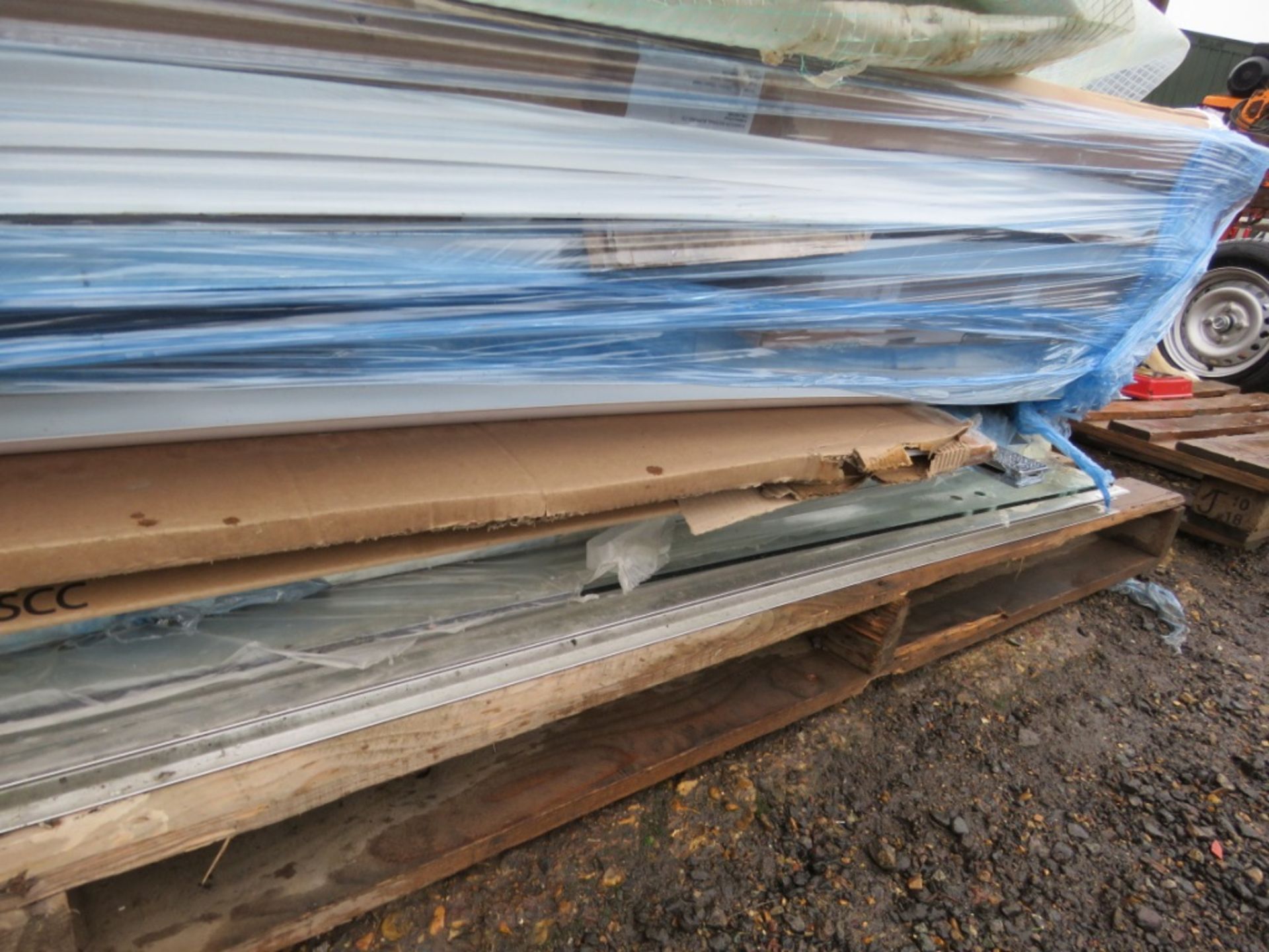 STACK OF ASSORTED SHOWER DOORS/CUBICLE SCREENS. NO VAT ON THE HAMMER PRICE OF THIS ITEM. - Image 4 of 4