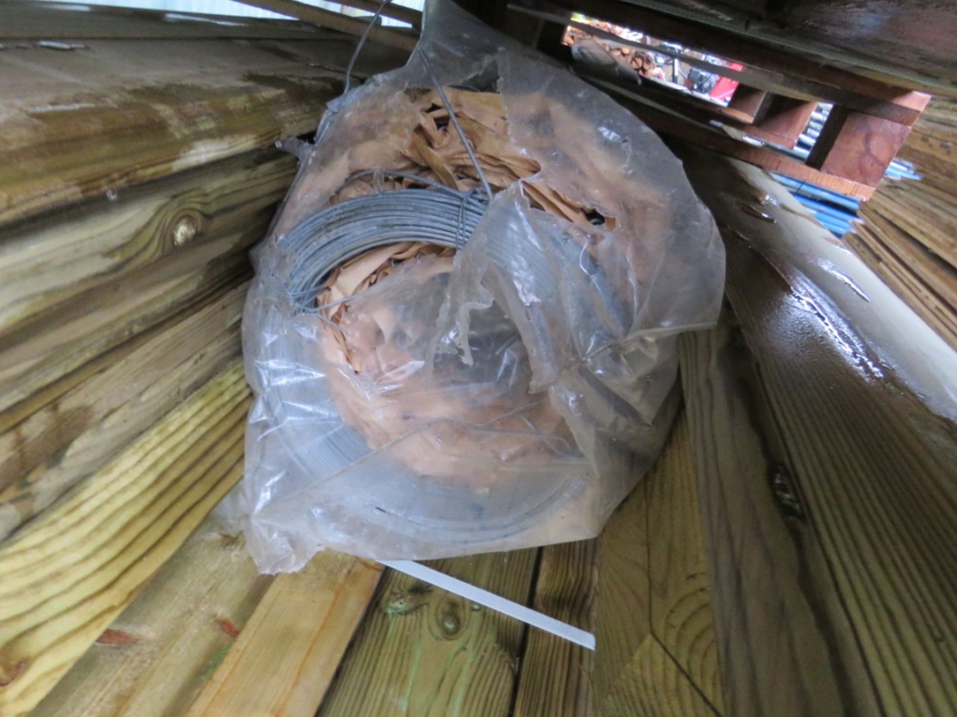 LARGE STACK OF ASSORTED TIMBER POSTS, ROLL OF WIRE, BOARDS ETC. 6FT -12FT APPROX. - Image 7 of 9