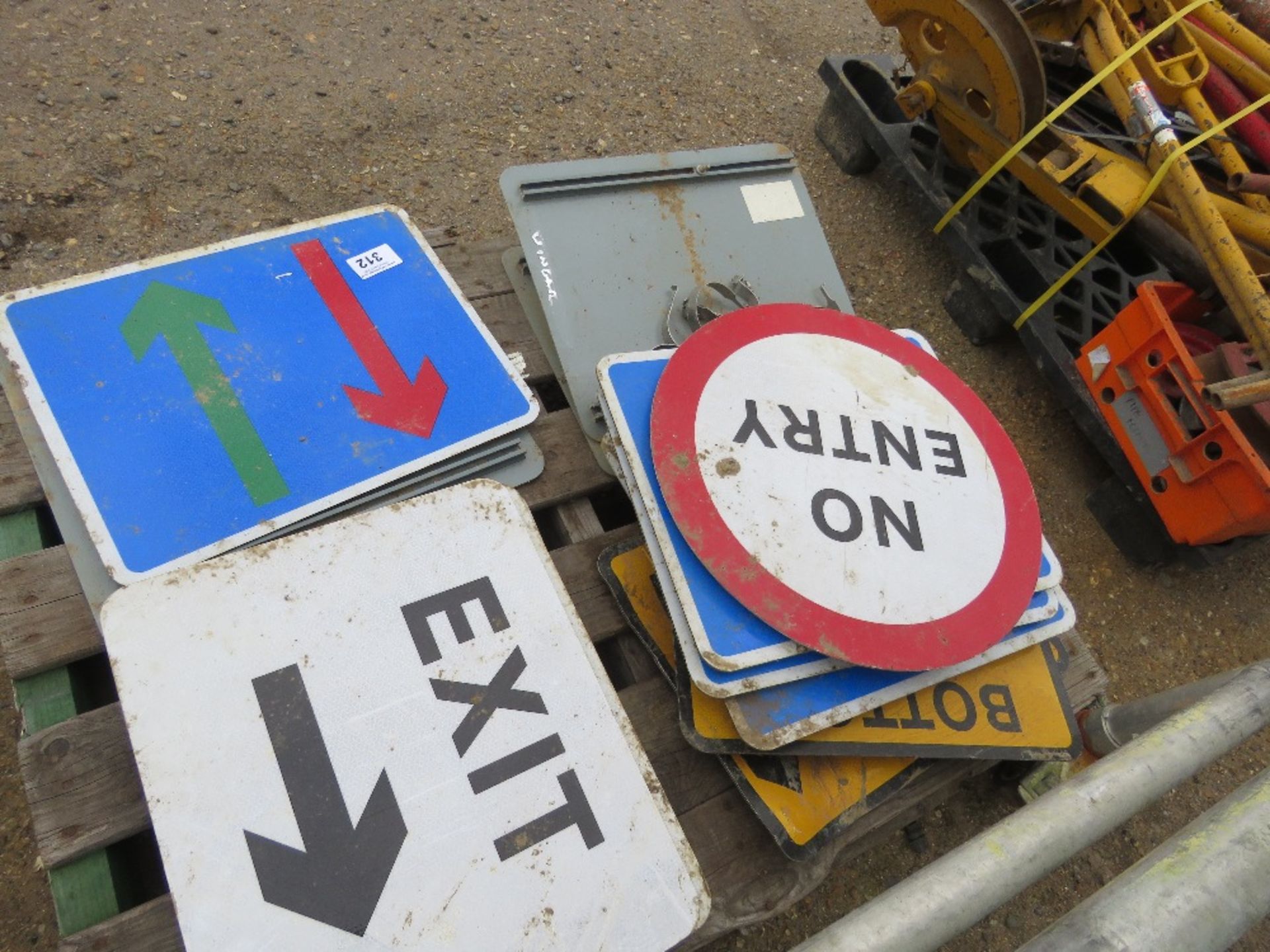 PALLET CONTAINING ASSORTED ROAD/SITE SIGNS. THIS LOT IS SOLD UNDER THE AUCTIONEERS MARGIN SCHEME, TH - Image 3 of 3