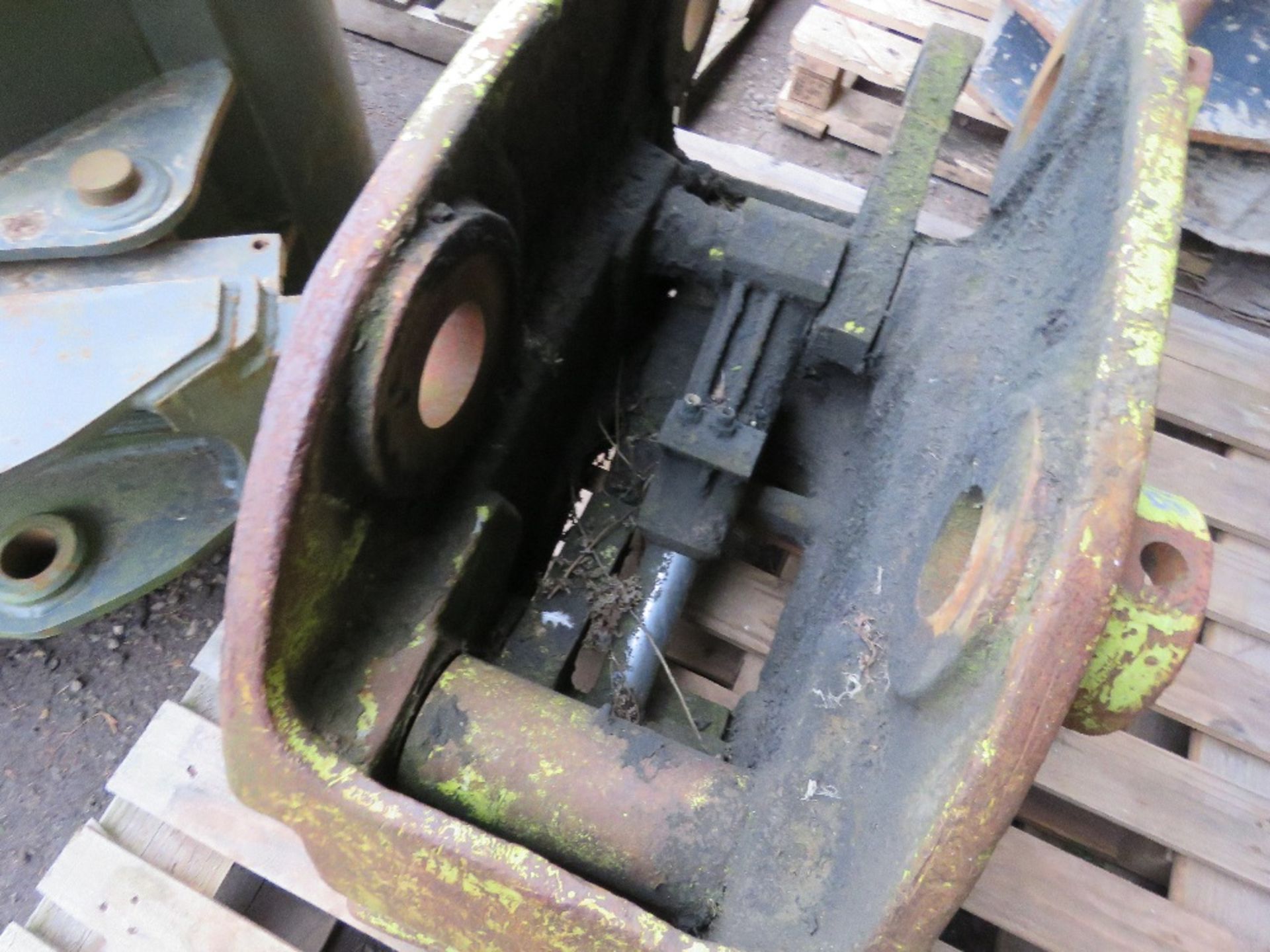 HYDRAULIC EXCAVATOR HITCH ON 80MM PINS. UNTESTED. - Image 4 of 4