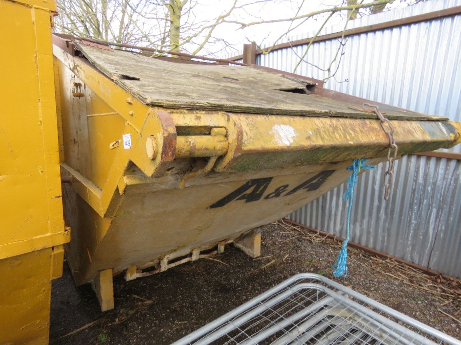 LARGE SIZED ENCLOSED CHAIN LIFT WASTE SKIP.