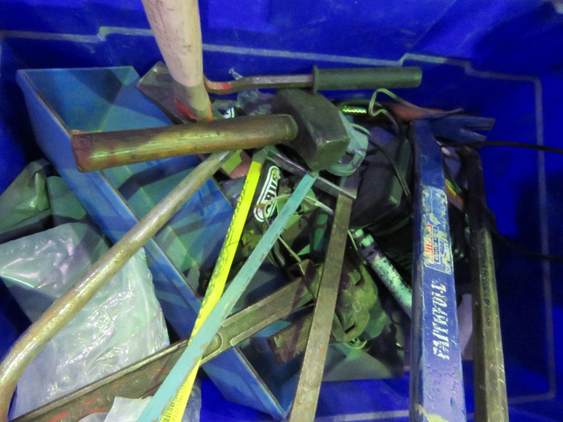 BOX OF ASSORTED HAND TOOLS. - Image 2 of 2