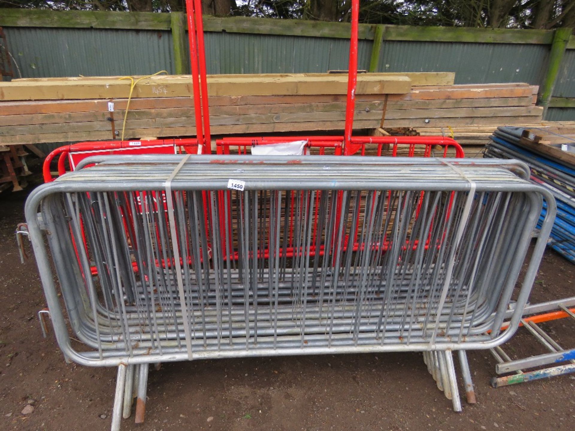 14 X METAL PEDESTRIAN BARRIERS. THIS LOT IS SOLD UNDER THE AUCTIONEERS MARGIN SCHEME, THEREFORE NO V