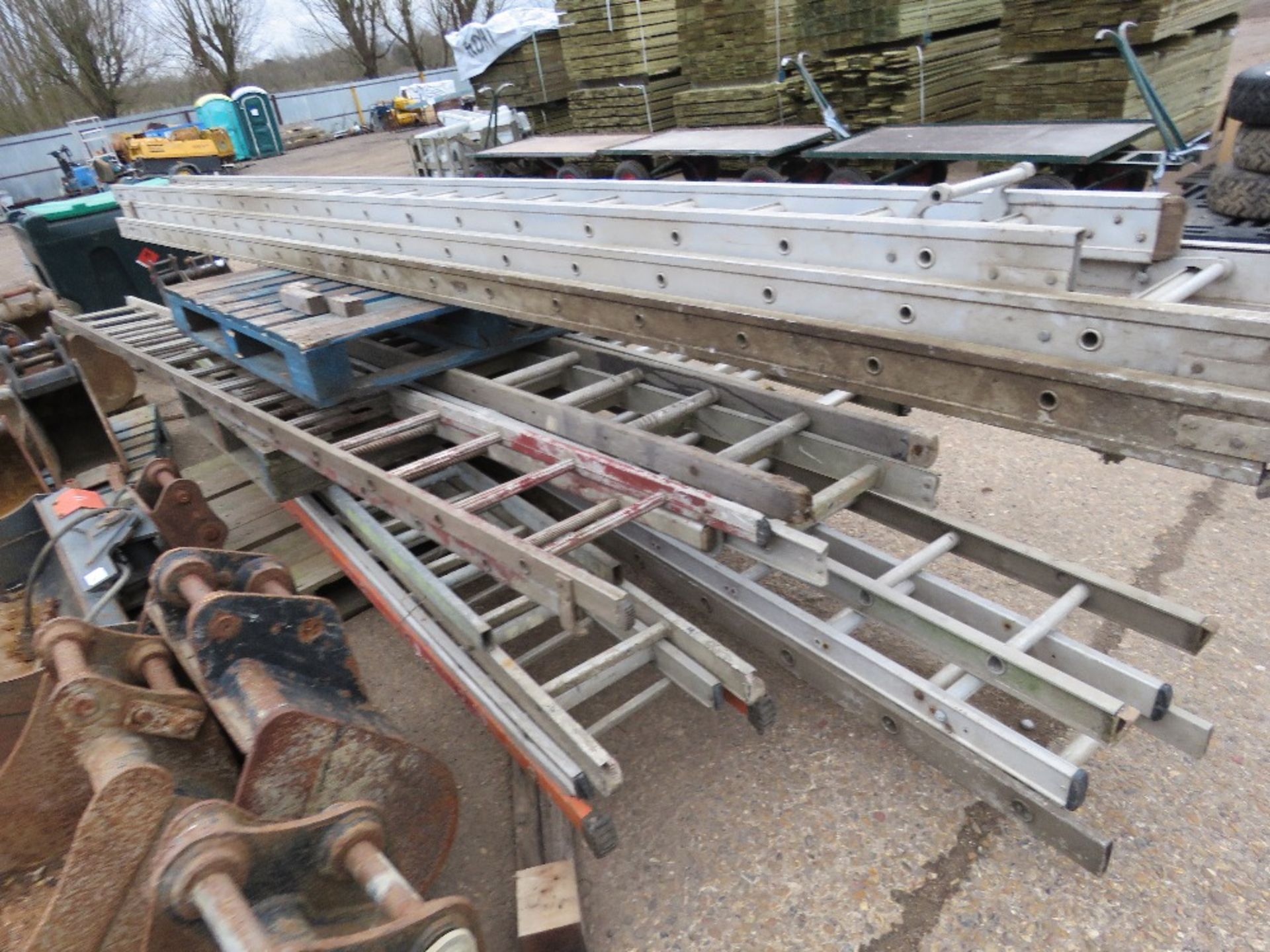 STACK OF ASSORTED LADDERS/LADDER SECTIONS, INCLUDING LARGE TRIPLE STAGE ALI LADDER. - Image 3 of 4