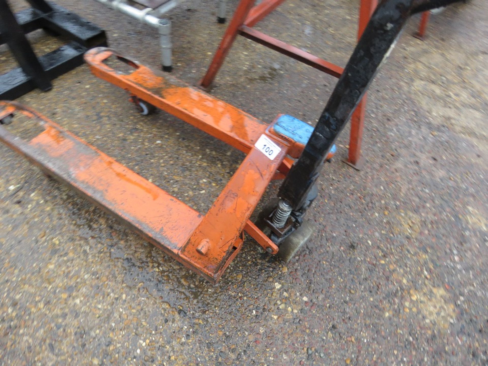 HYDRAULIC PALLET TRUCK. - Image 2 of 3