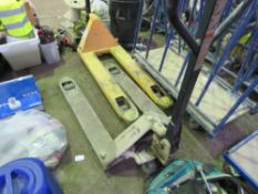 HYDRAULIC PALLET TRUCK. WHEN TESTED WAS SEEN TO LIFT AND LOWER. SOURCED FROM COMPANY LIQUIDATION.