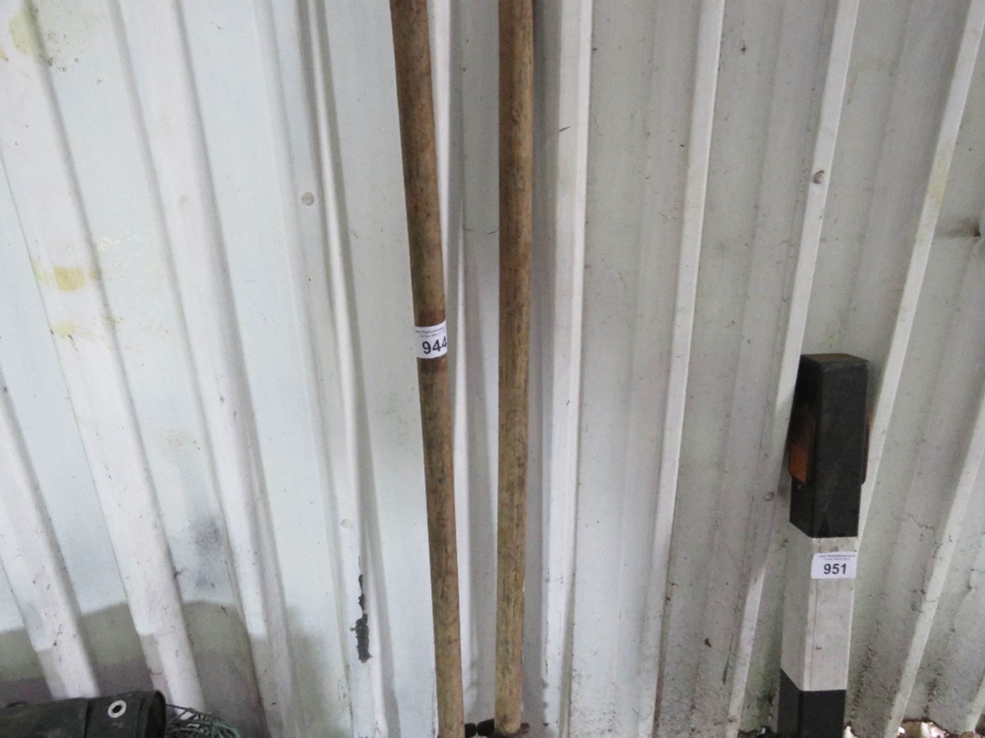 LONG HANDLED HOLE SPADE, SOURCED FROM DEPOT CLEARANCE. - Image 2 of 2