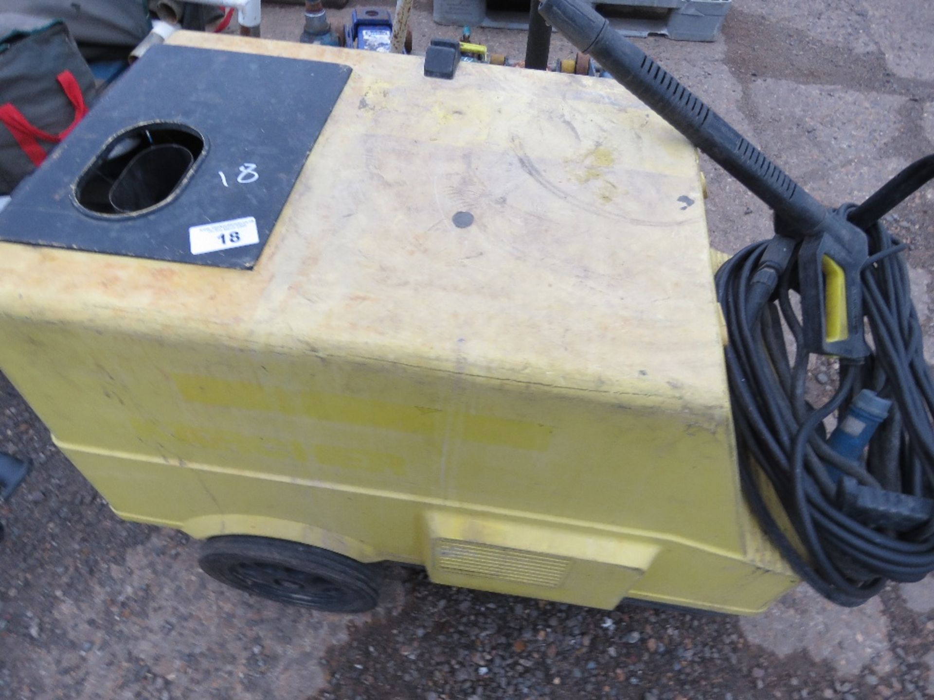 LARGE KARCHER 240VOLT STEAM CLEANER. - Image 2 of 4