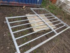 GATE SECTION IN INTERGRAL PEDESTRIAN GATE, 2.9M WIDTH, SUITABLE FOR HORSES OR CATTLE. THIS LOT IS SO
