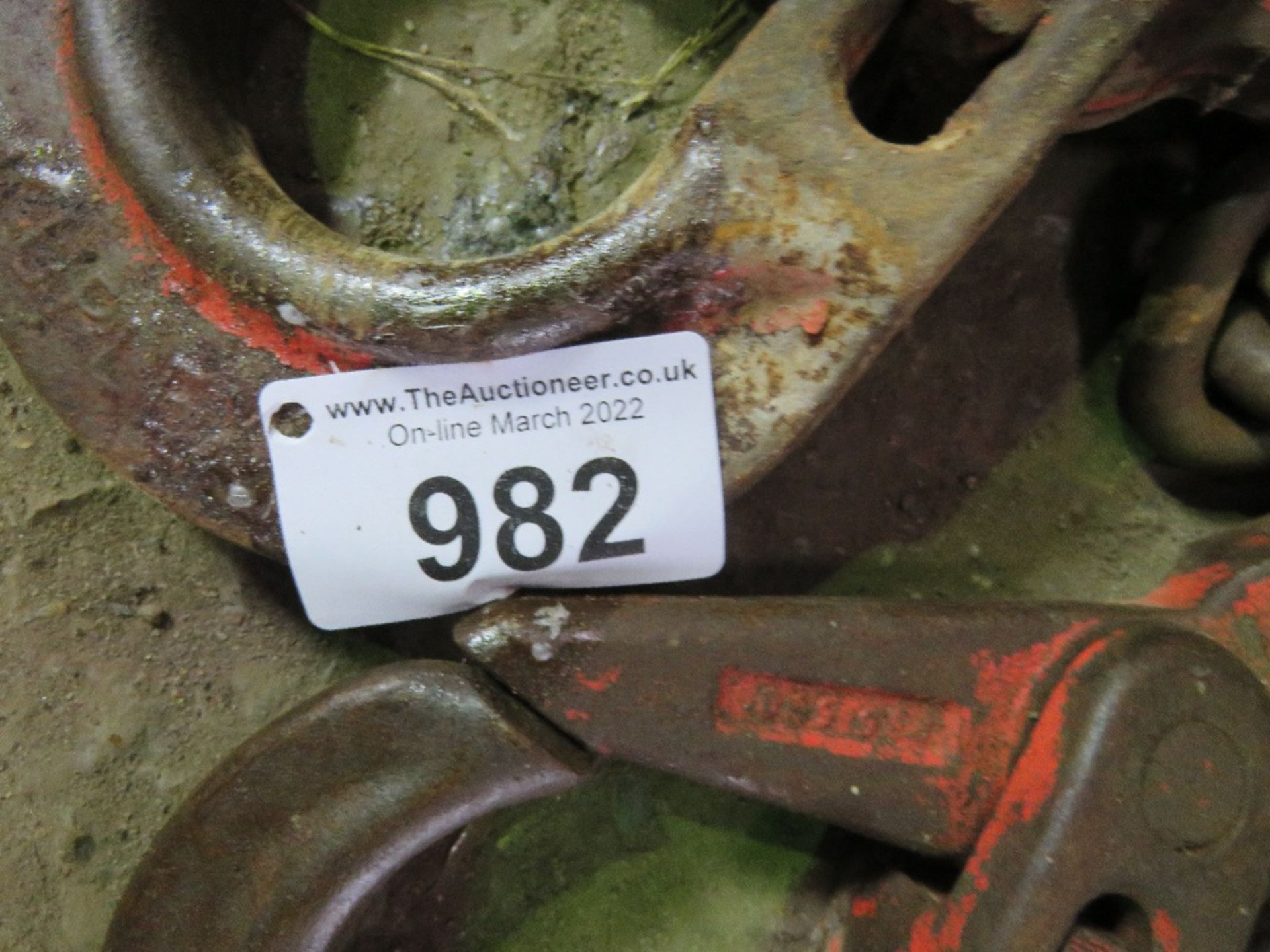 HEAVY DUTY TWIN LEGGED LIFTING CHAIN WITH SHORTENERS. THIS LOT IS SOLD UNDER THE AUCTIONEERS MARGIN - Image 2 of 2