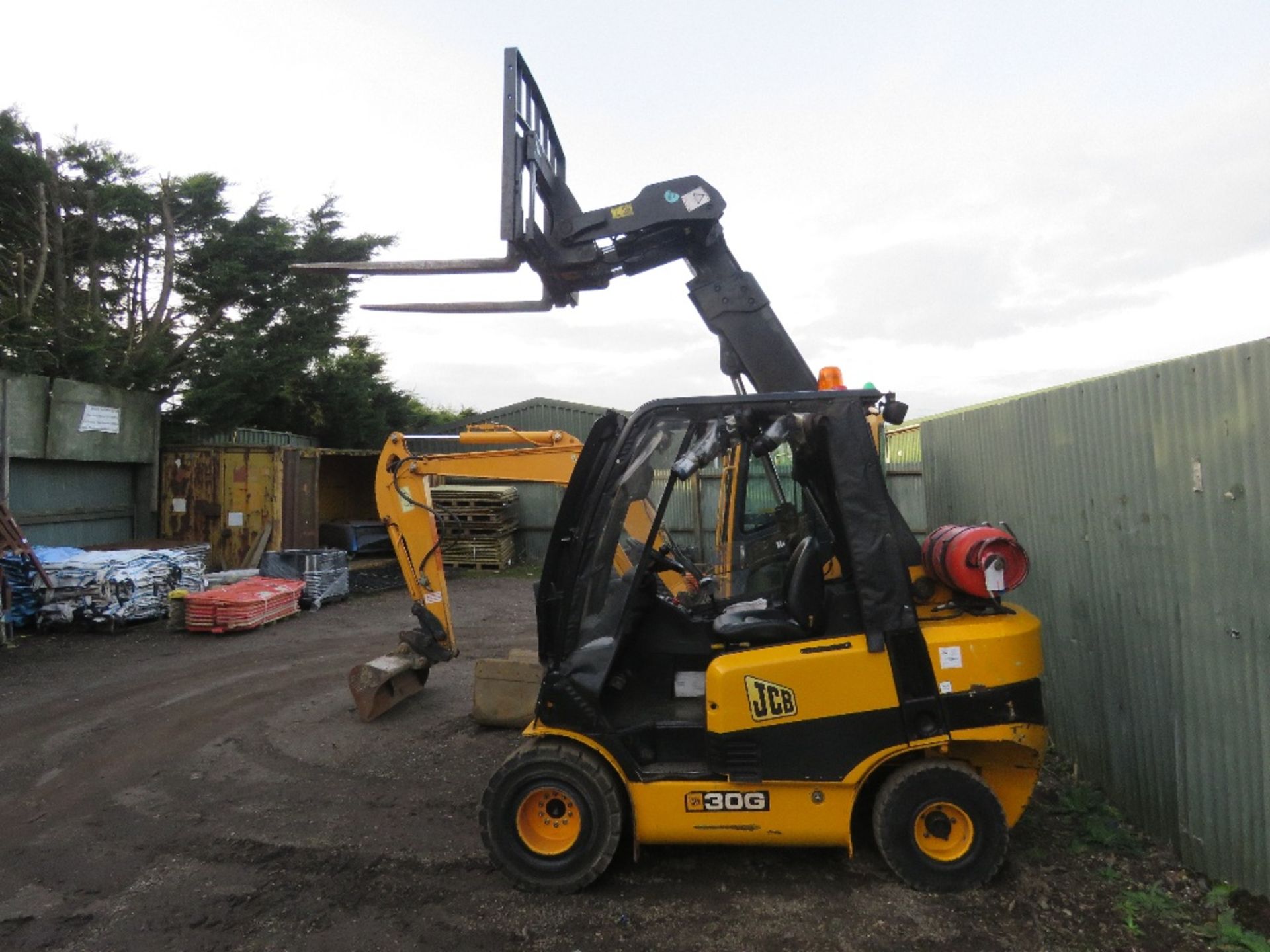 JCB 30G TELETRUK, YEAR 2012, GAS POWERED TELESCOPIC HANDLER, 3TONNE LIFT. SN:JCBTLT30J01540905. SOUR - Image 3 of 17