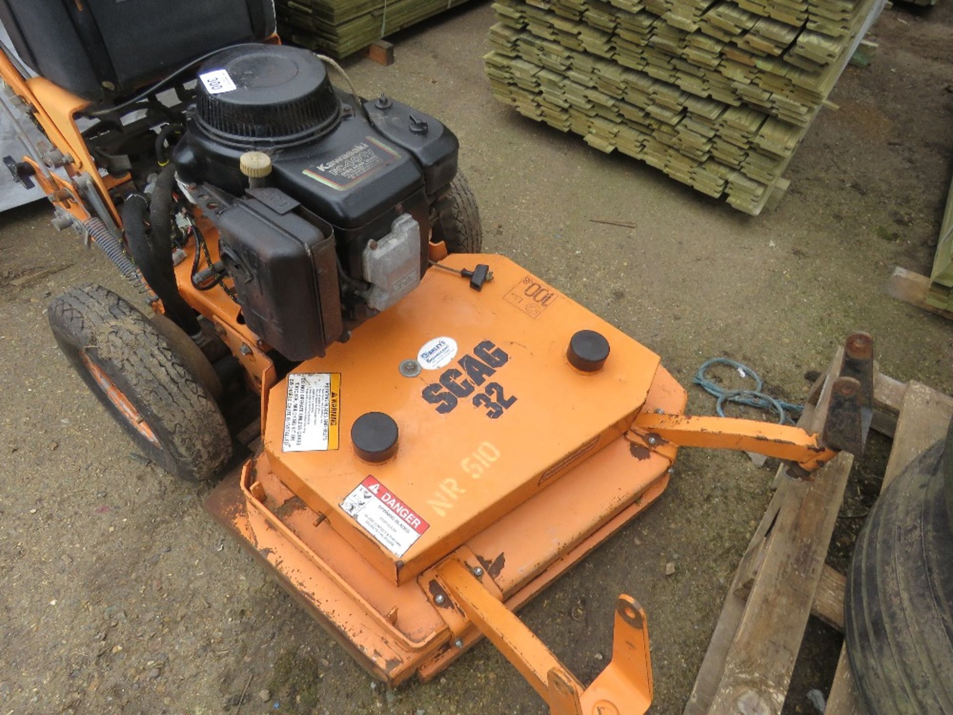 SCAG ZERO TURN PEDESTRIAN MOWER. BEEN IN STORAGE FOR OVER 3 YEARS, RAN AND DROVE WHEN PUT INTO STORE - Image 2 of 5