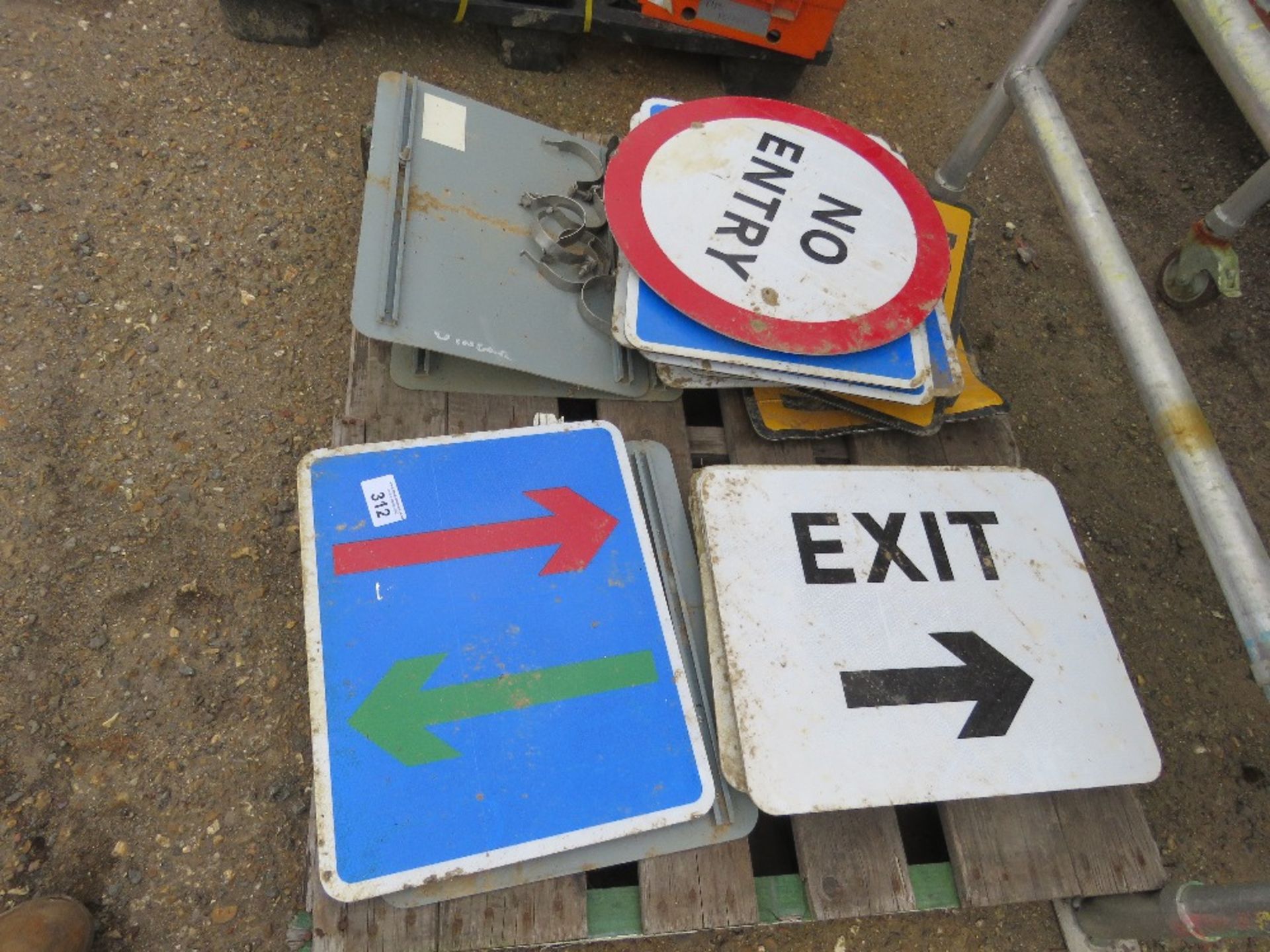 PALLET CONTAINING ASSORTED ROAD/SITE SIGNS. THIS LOT IS SOLD UNDER THE AUCTIONEERS MARGIN SCHEME, TH - Image 2 of 3