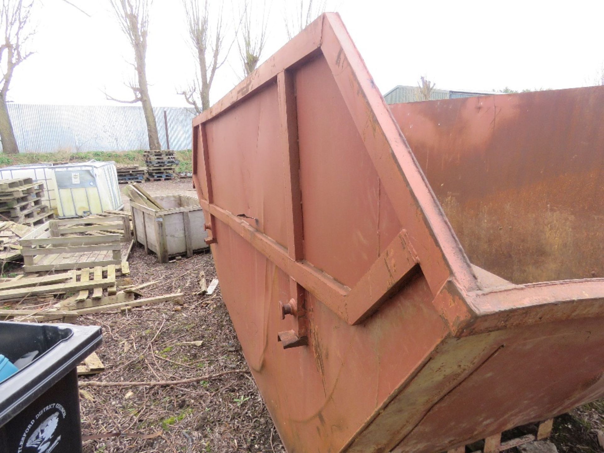 LARGE CHAIN LIFT WASTE SKIP, 1.9M HEIGHT X 176M WIDE APPROX (12YARD APPROX?). DIRECT FROM CONSTRUCTI - Image 3 of 4