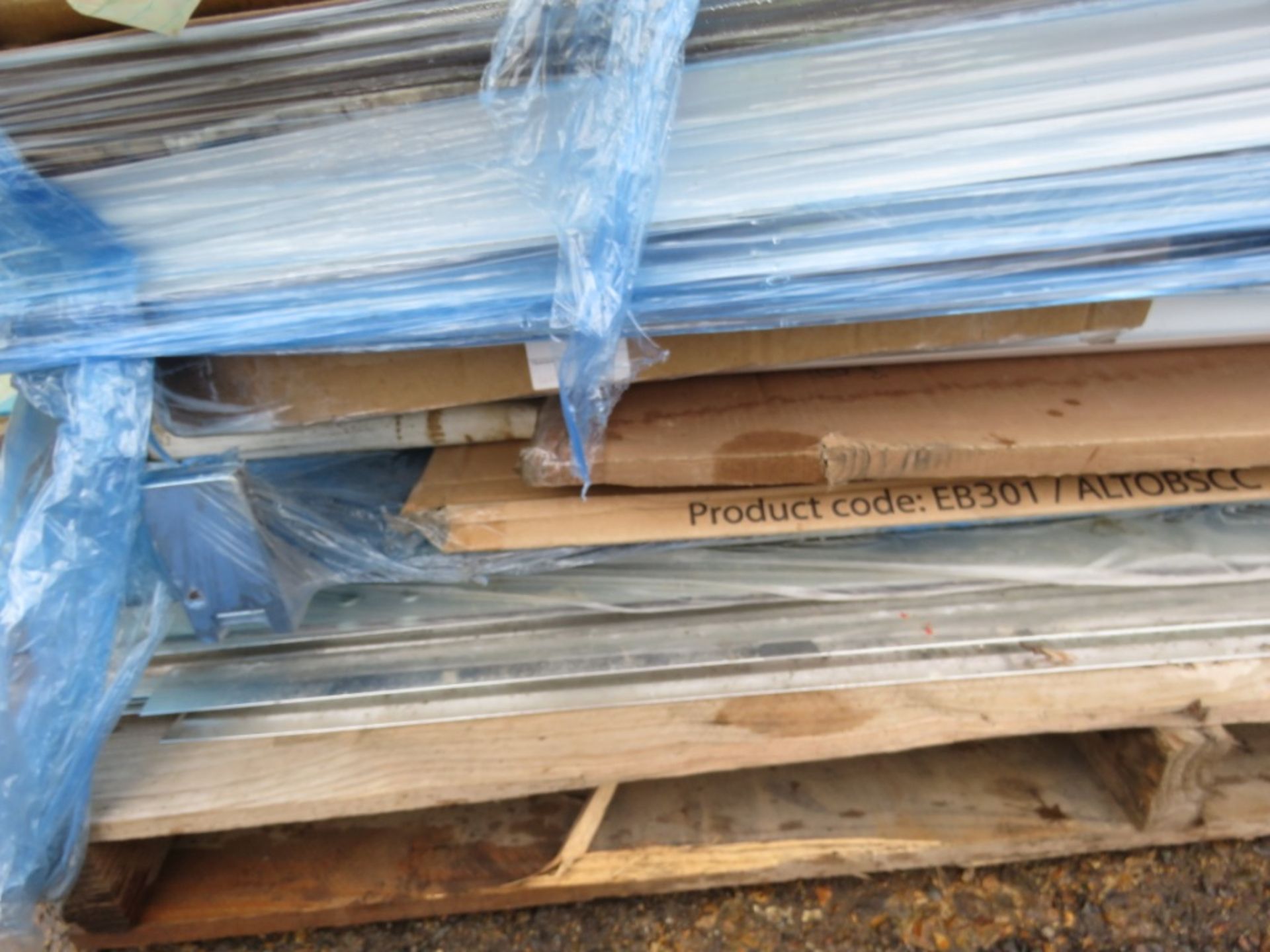 STACK OF ASSORTED SHOWER DOORS/CUBICLE SCREENS. NO VAT ON THE HAMMER PRICE OF THIS ITEM. - Image 3 of 4