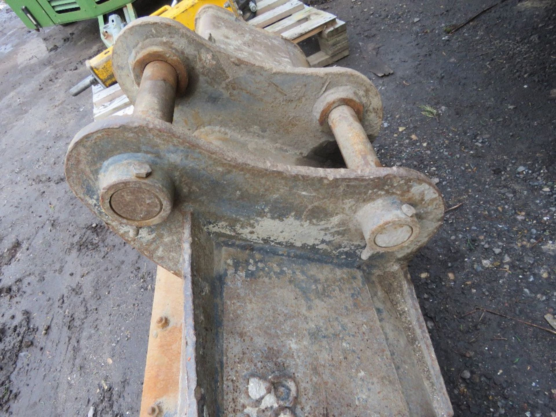 EXCAVATOR GRADING BUCKET ON 50MM PINS. BASE NEEDS ATTENTION/SOME REPAIR. - Image 4 of 6