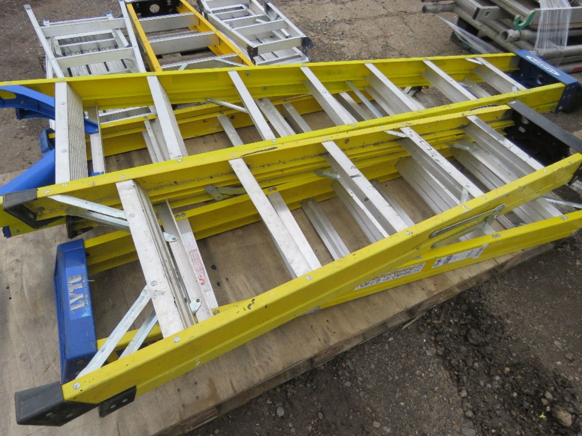 4 X SETS OF GRP STEP LADDERS. THIS LOT IS SOLD UNDER THE AUCTIONEERS MARGIN SCHEME, THEREFORE NO VAT - Image 3 of 3