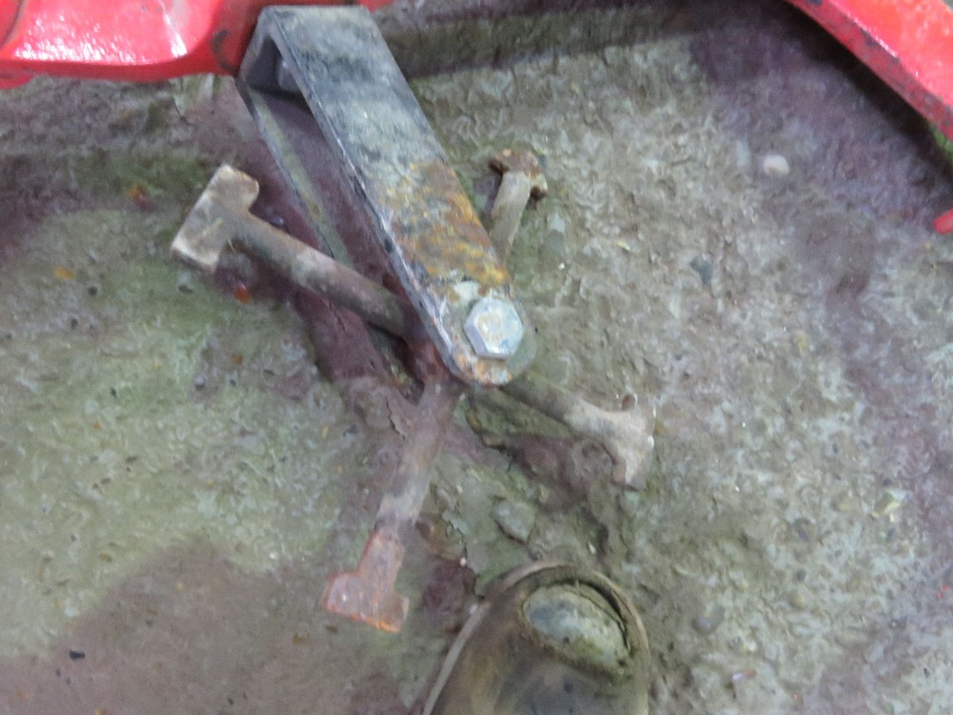 MANHOLE LIFTING UNIT WITH KEYS ATTACHED. SOURCED FROM COMPANY LIQUIDATION. THIS LOT IS SOLD UNDER T - Image 3 of 3