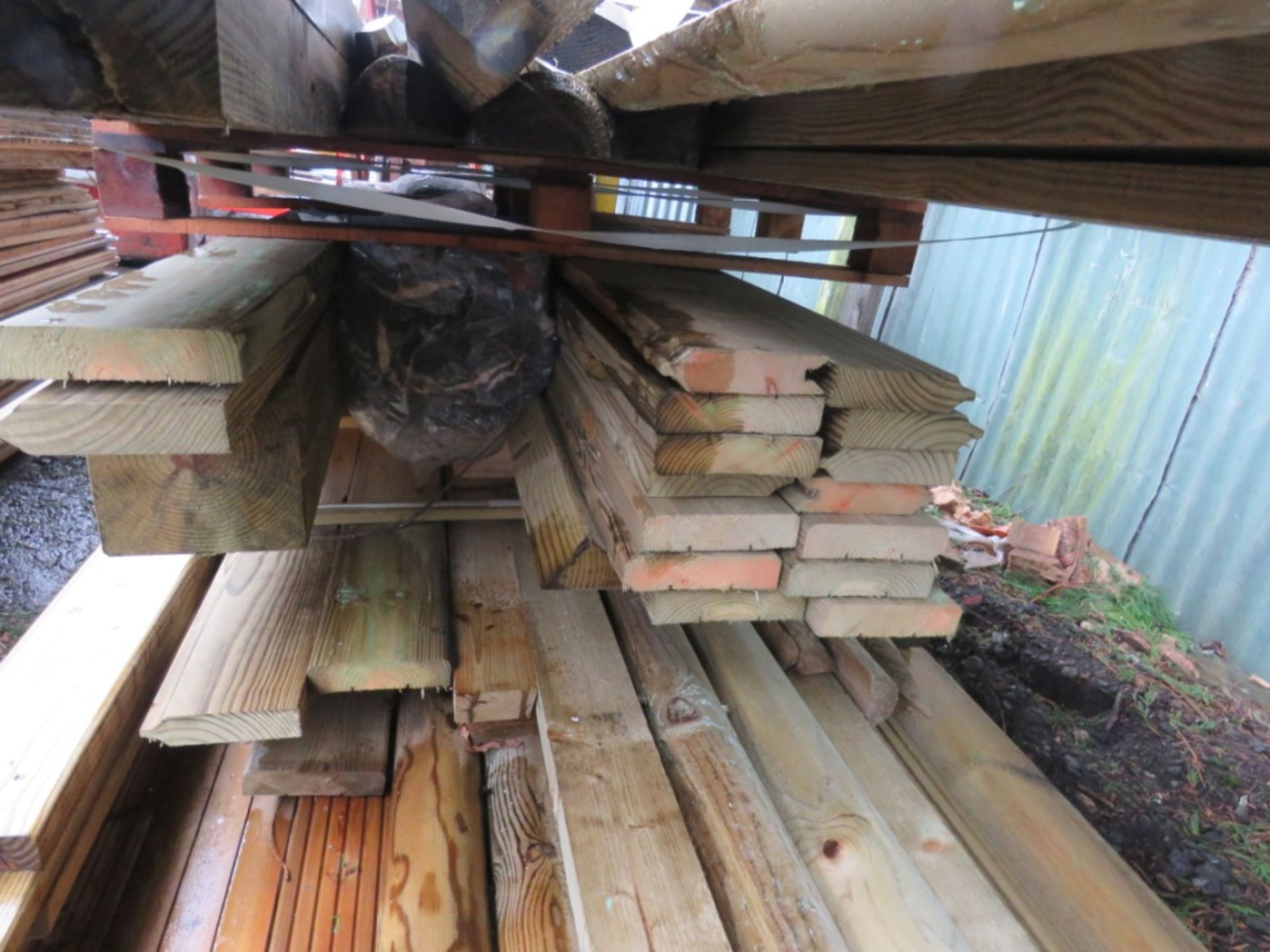 LARGE STACK OF ASSORTED TIMBER POSTS, ROLL OF WIRE, BOARDS ETC. 6FT -12FT APPROX. - Image 8 of 9