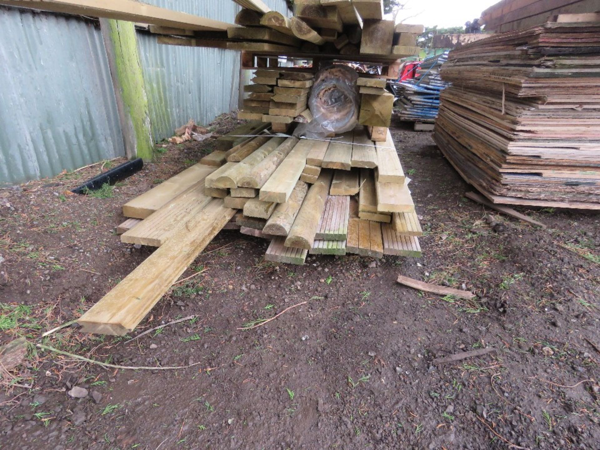 LARGE STACK OF ASSORTED TIMBER POSTS, ROLL OF WIRE, BOARDS ETC. 6FT -12FT APPROX. - Image 2 of 9