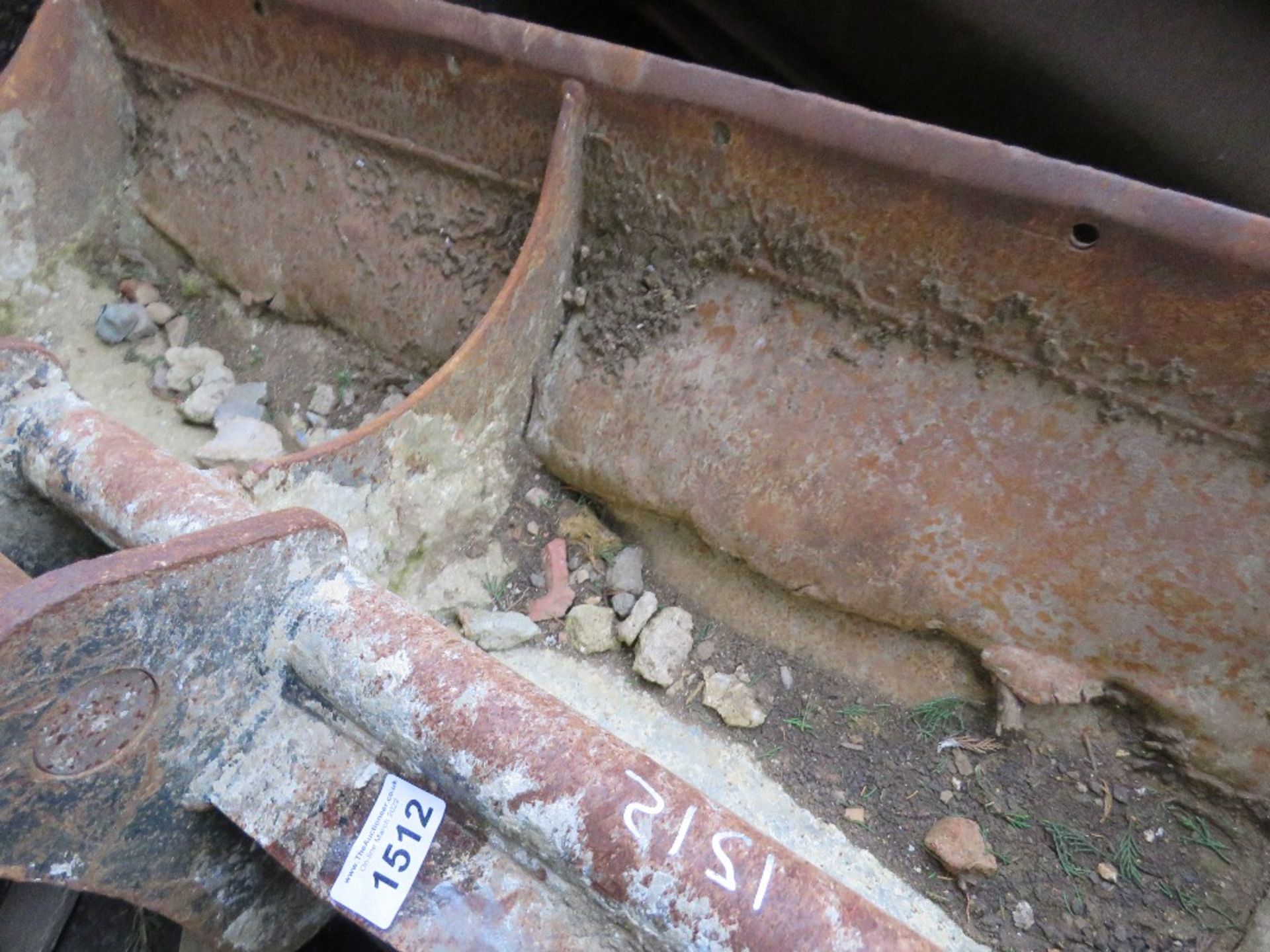 STRICKLAND GRADING BUCKET ON 55MM PINS. REQUIRES REPAIRS. - Image 2 of 3