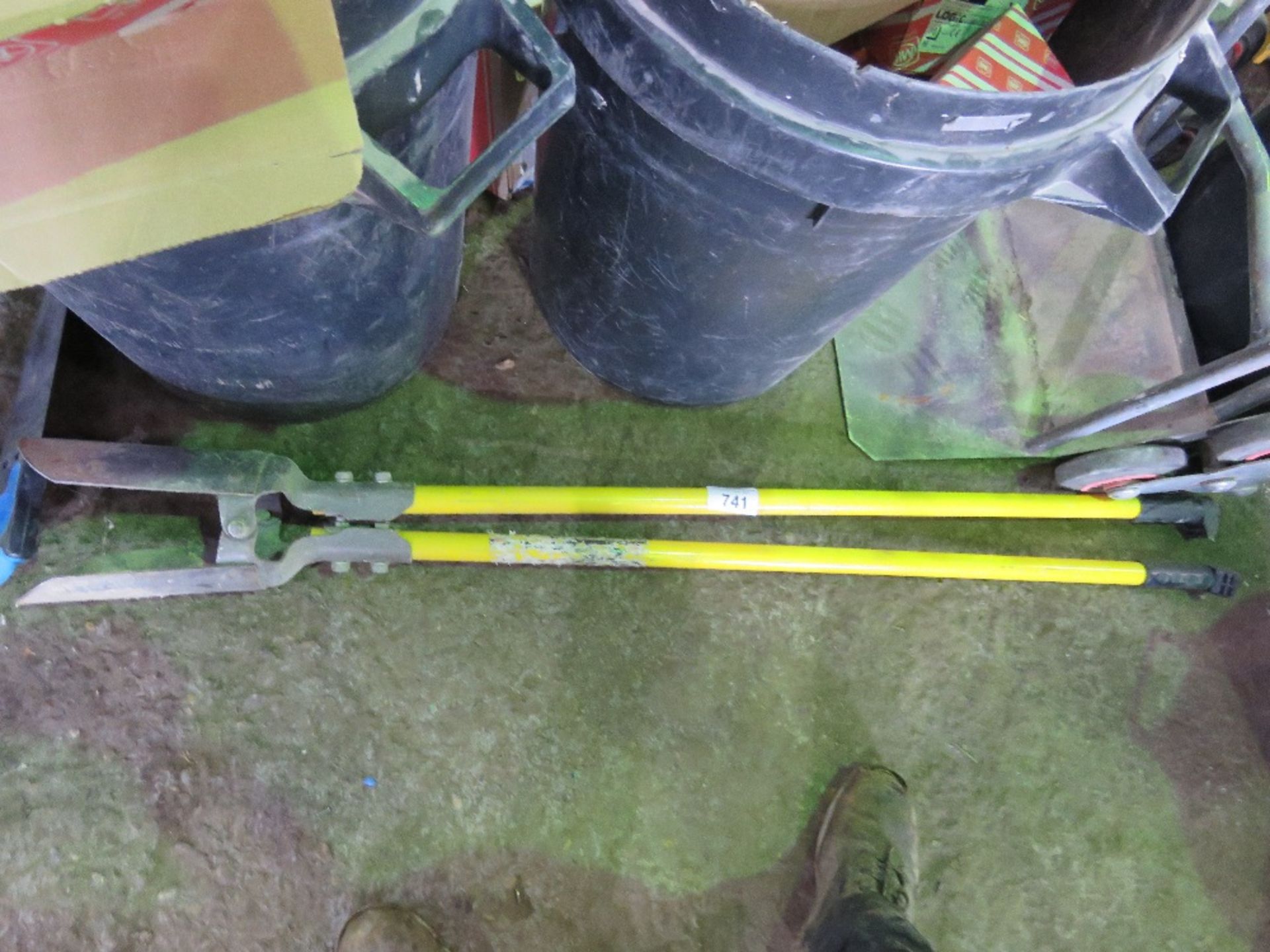 LONG HANDLED HOLE SPADE. SOURCED FROM COMPANY LIQUIDATION. THIS LOT IS SOLD UNDER THE AUCTIONEERS M
