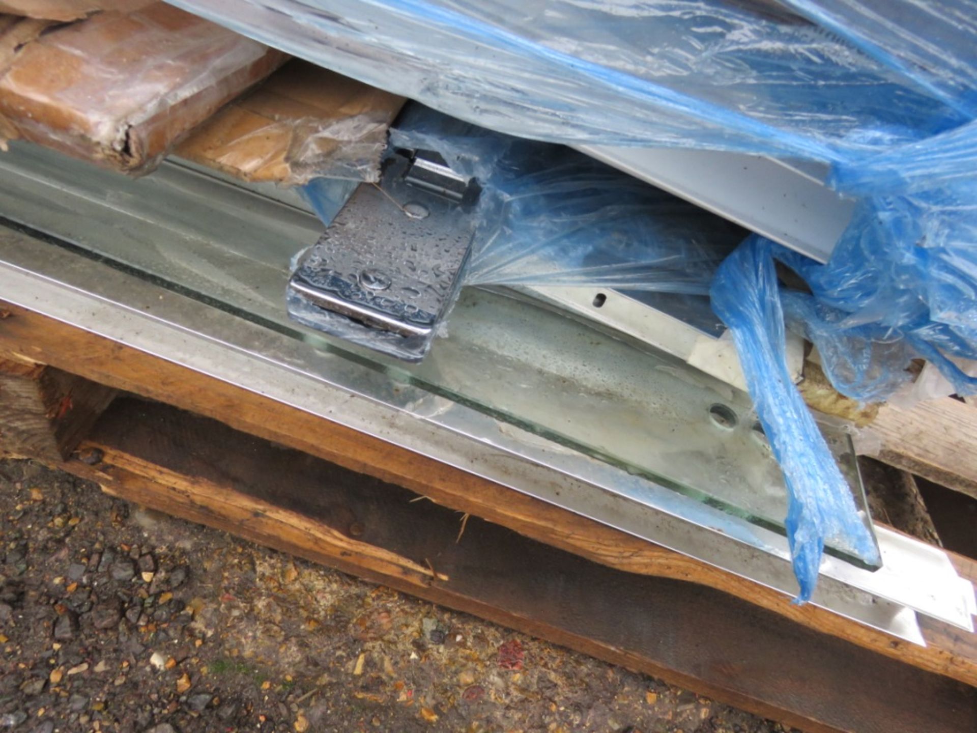 STACK OF ASSORTED SHOWER DOORS/CUBICLE SCREENS. NO VAT ON THE HAMMER PRICE OF THIS ITEM. - Image 2 of 4