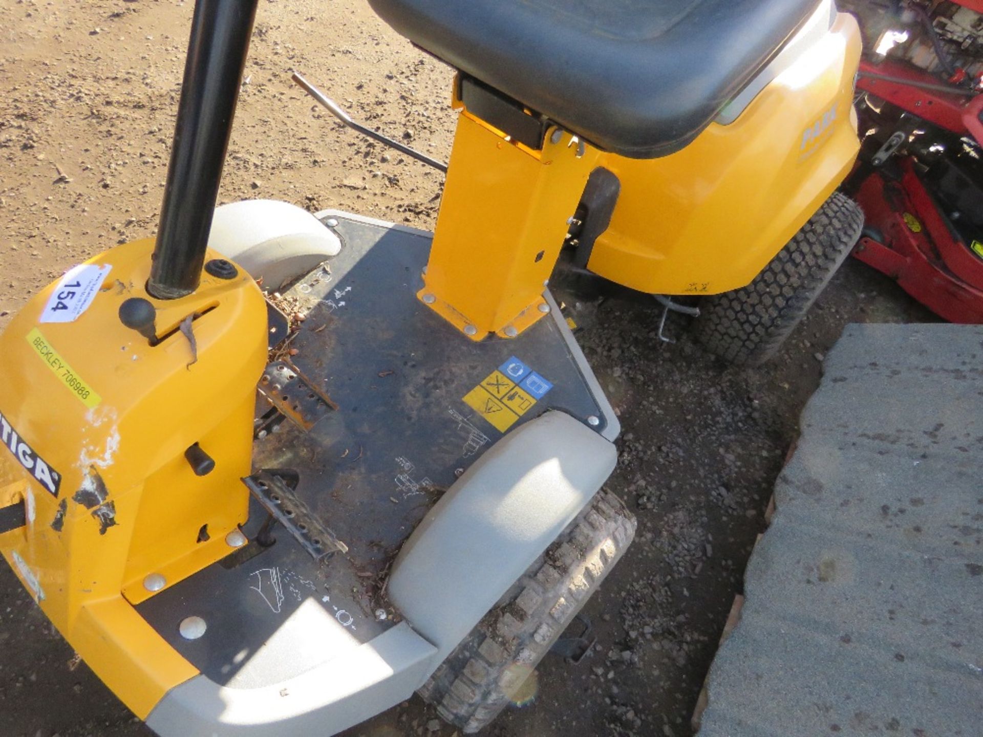 STIGA PARK COMPACT 16 4WD PETROL MOWER. SOLD AS NON RUNNER, NO DECK. SPARES/REPAIRS. - Image 3 of 5