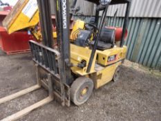 DAEWOO G18S GAS POWERED FORKLIFT TRUCK. NISSAN ENGINE. WHEN TESTED WAS SEEN TO DRIVE, STEER, LIFT AN