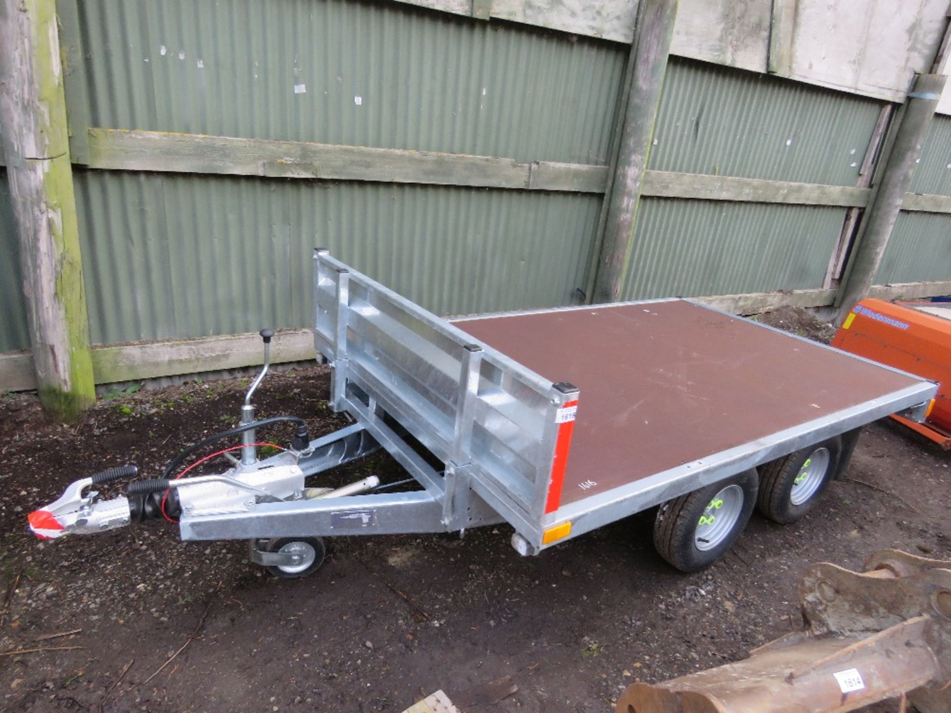 BLUELINE 2000KG RATED FLAT TRAILER, 8FT X 5FT APPROX BED SIZE. SN:SA9P20085MA140092 YEAR 2021 BUILD.