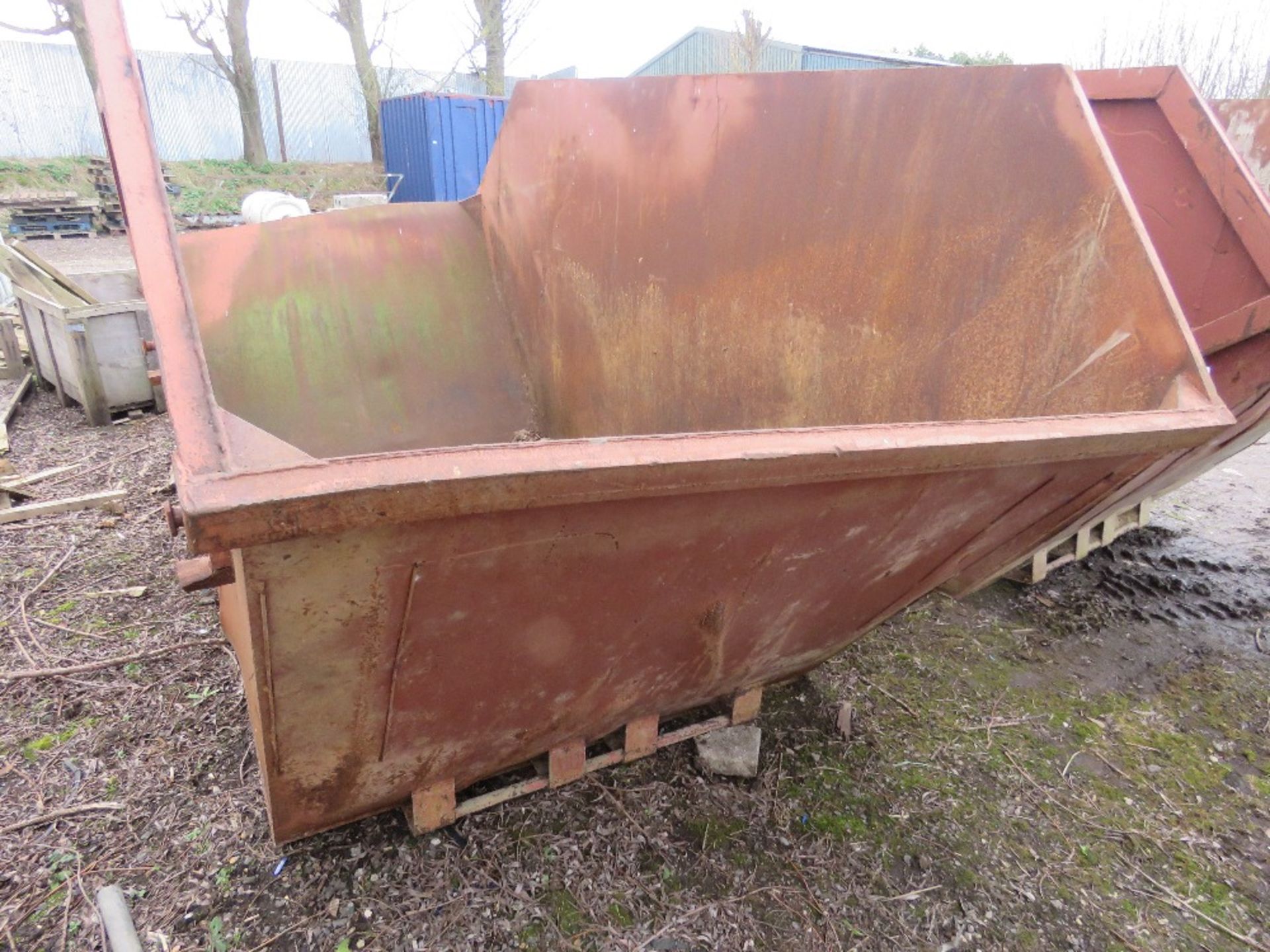 LARGE CHAIN LIFT WASTE SKIP, 1.9M HEIGHT X 176M WIDE APPROX (12YARD APPROX?). DIRECT FROM CONSTRUCTI - Image 4 of 4